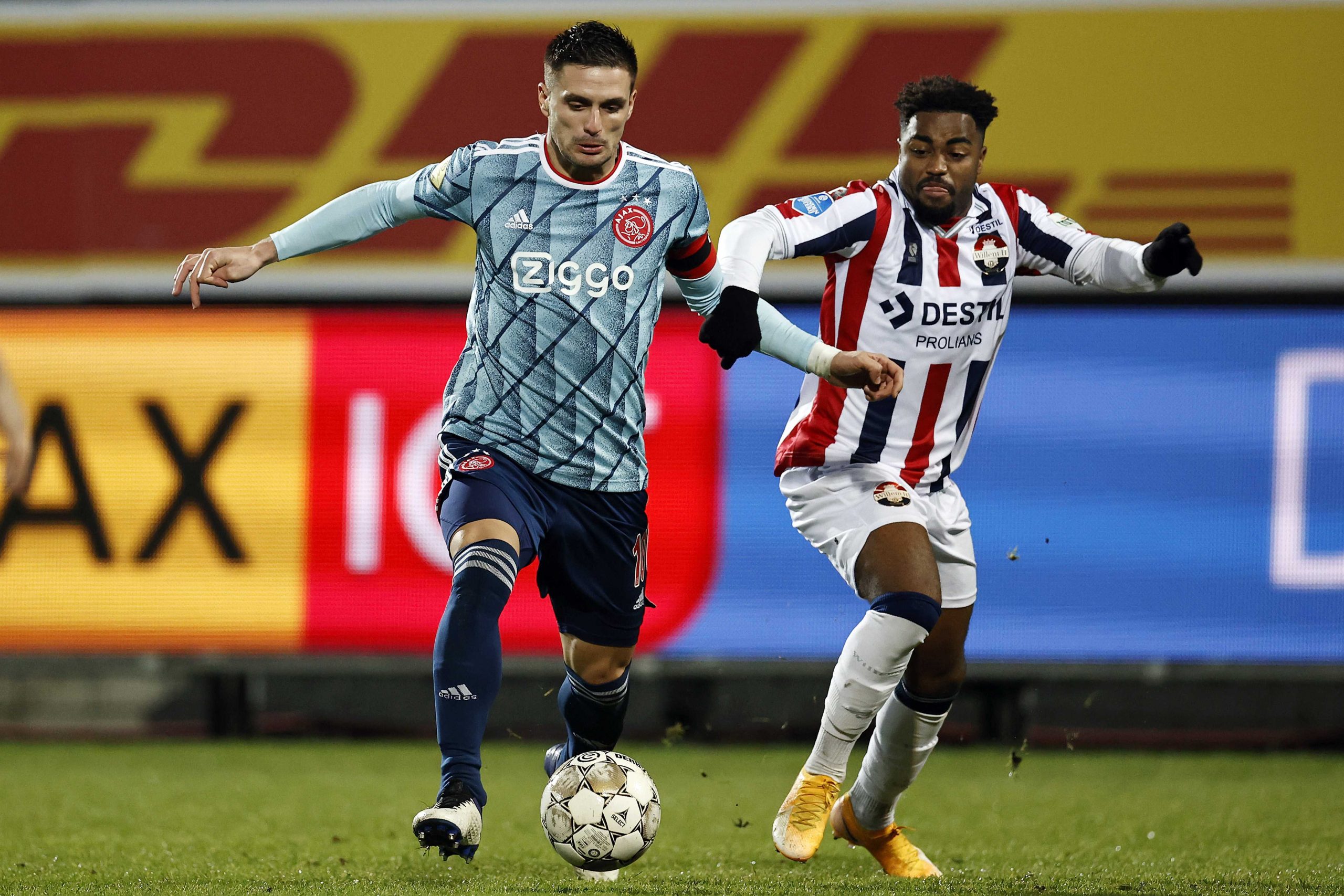 epa08901459 Dusan Tadic of Ajax (L) and Che Nunnely of Willem II during the Dutch Eredivisie soccer match between Willem II Tilburg and Ajax Amsterdam at the Koning Willem II stadium on December 23, 2020 in Tilburg, Netherlands.  EPA-EFE/MAURICE VAN STEEN