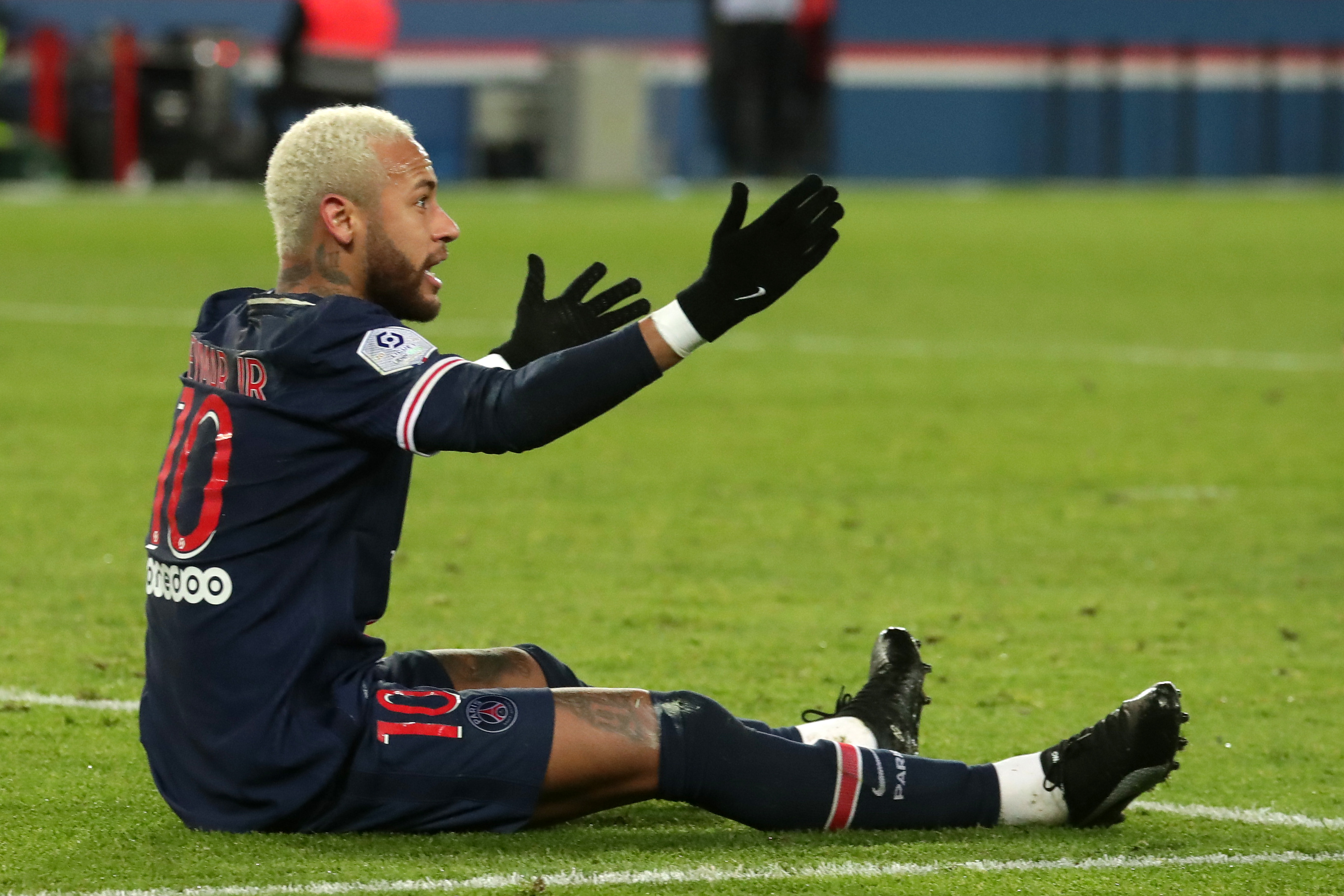 epa08850013 Paris Saint Germain's Neymar Jr reacts during  the French soccer Ligue 1 match between PSG and Girondins of Bordeaux at the Parc des Princes in Paris, France, 28 November 2020.  EPA-EFE/CHRISTOPHE PETIT TESSON