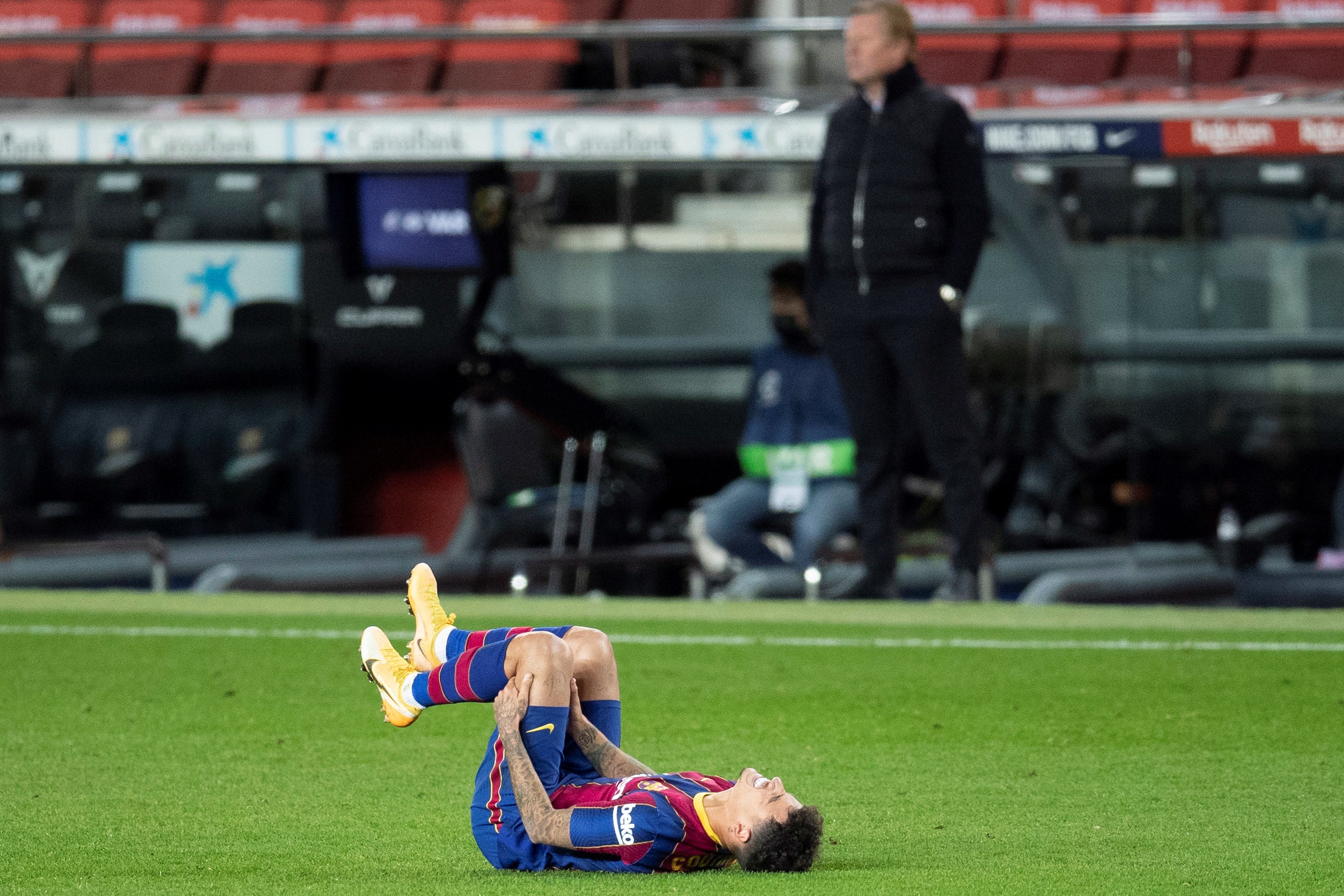 epa08910324 Barcelona's Brazilian midfielder Philippe Coutinho reacts in pain due to an injury during the Primera Division LaLiga match held between FC Barcelona and Eibar at the Camp Nou in Barcelona, Spain, 29 December 2020.  EPA-EFE/Alejandro Garcia