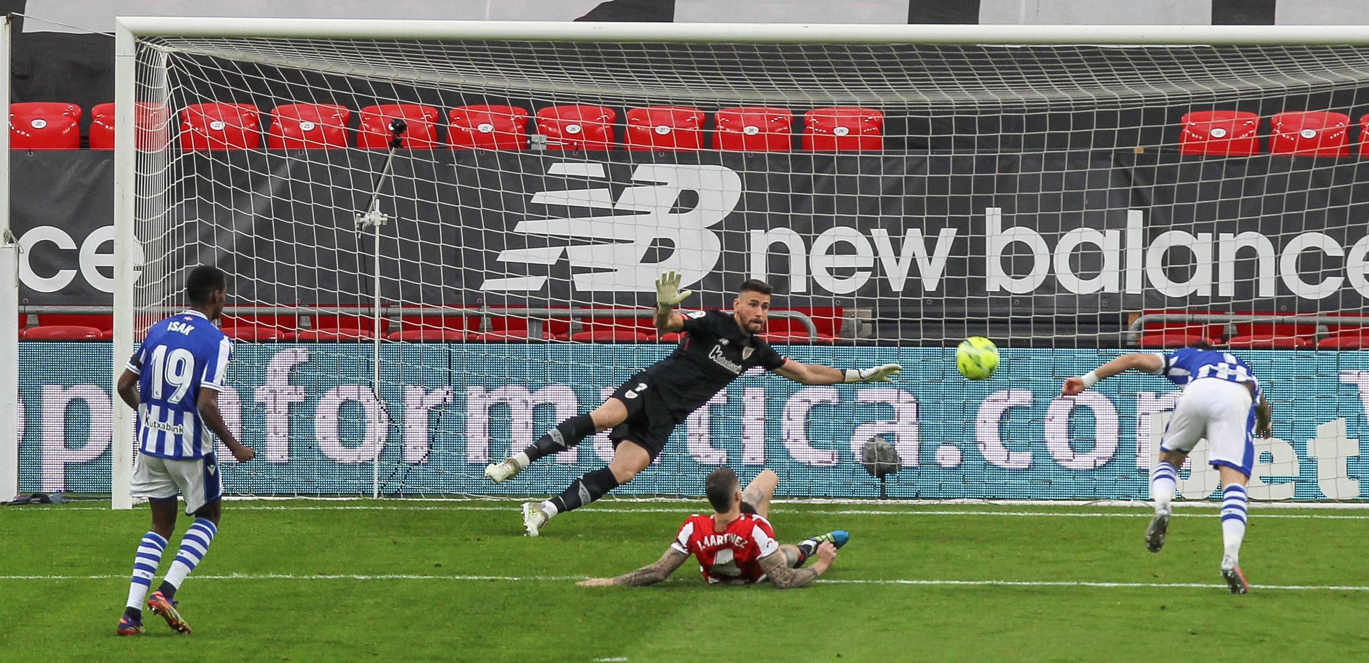 epa08912557 Real Sociedad's striker Cristian Portugues 'Portu' (R) scores a goal during the LaLiga soccer match Athletic Bilbao vs Real Sociedad played at San Mames in Bilbao, Basque Country, Spain, 31 December 2020.  EPA-EFE/Miguel Tona