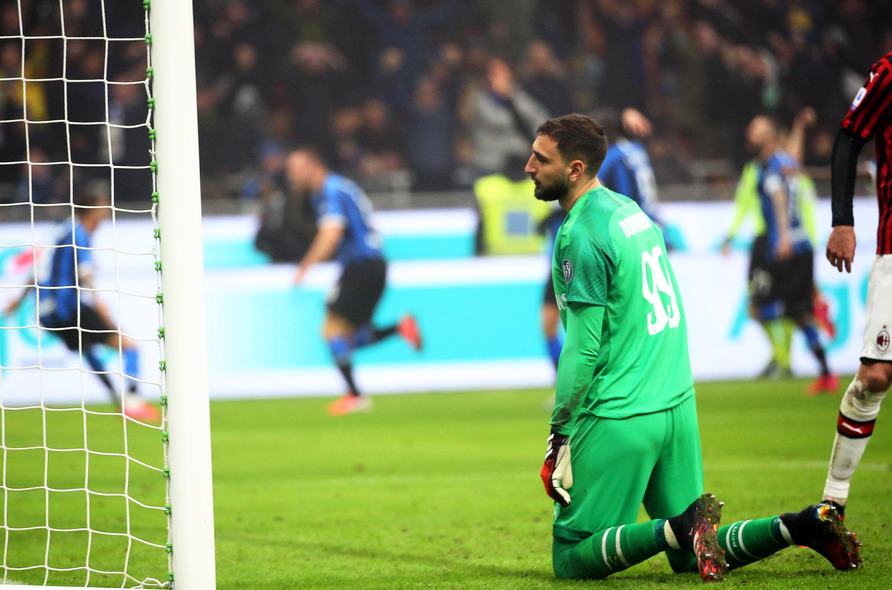 epa08206637 Milan's goalkeeper Gianluigi Donnarumma reacts during the Italian Serie A soccer match between Inter Milan and AC Milan at the Giuseppe Meazza Stadium in Milan, Italy, 09 February 2020.  EPA-EFE/MATTEO BAZZI