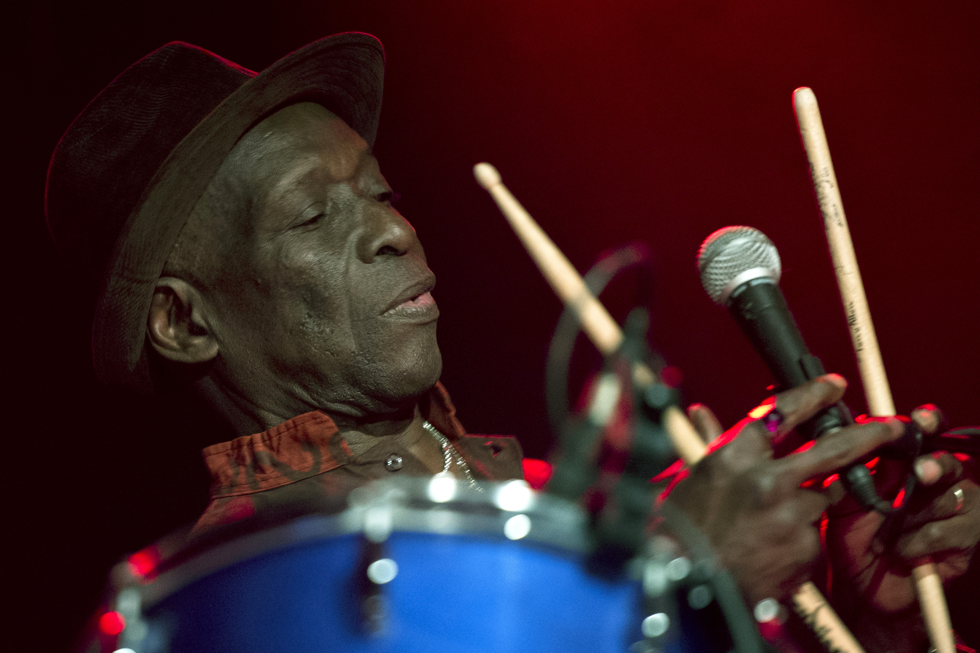 Toni Alen, bubnjar, muzičar
epa04762805 Nigerian drummer, composer and songwriter Tony Allen performs on stage at the Salzhaus in Winterthur, Switzerland, 22 May 2015.  EPA/ENNIO LEANZA