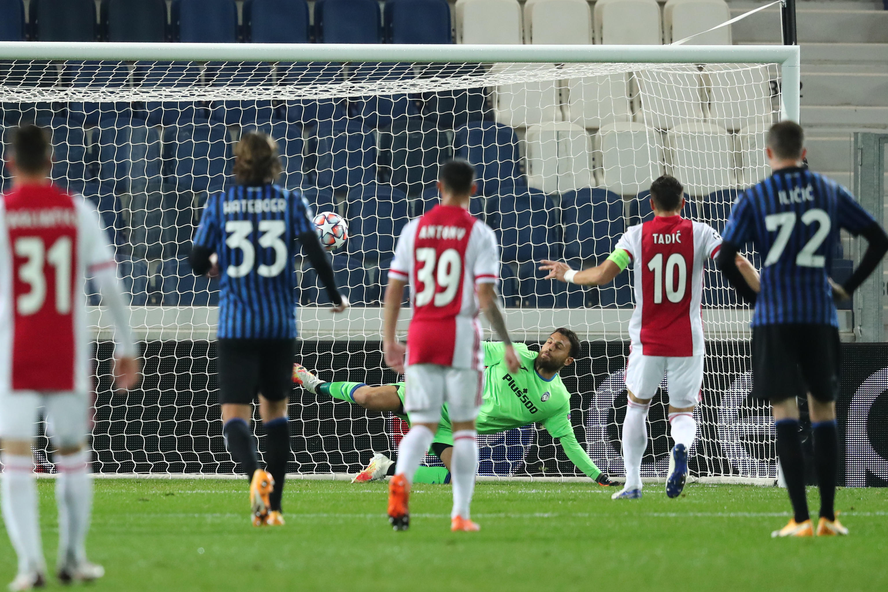 epa08778994 Ajax's Dusan Tadic (2-R) scores on penalty the first goal for his team during the UEFA Champions League Group D soccer match Atalanta BC vs Ajax at Gewiss Stadium in Bergamo, Italy, 27 October 2020.  EPA-EFE/PAOLO MAGNI