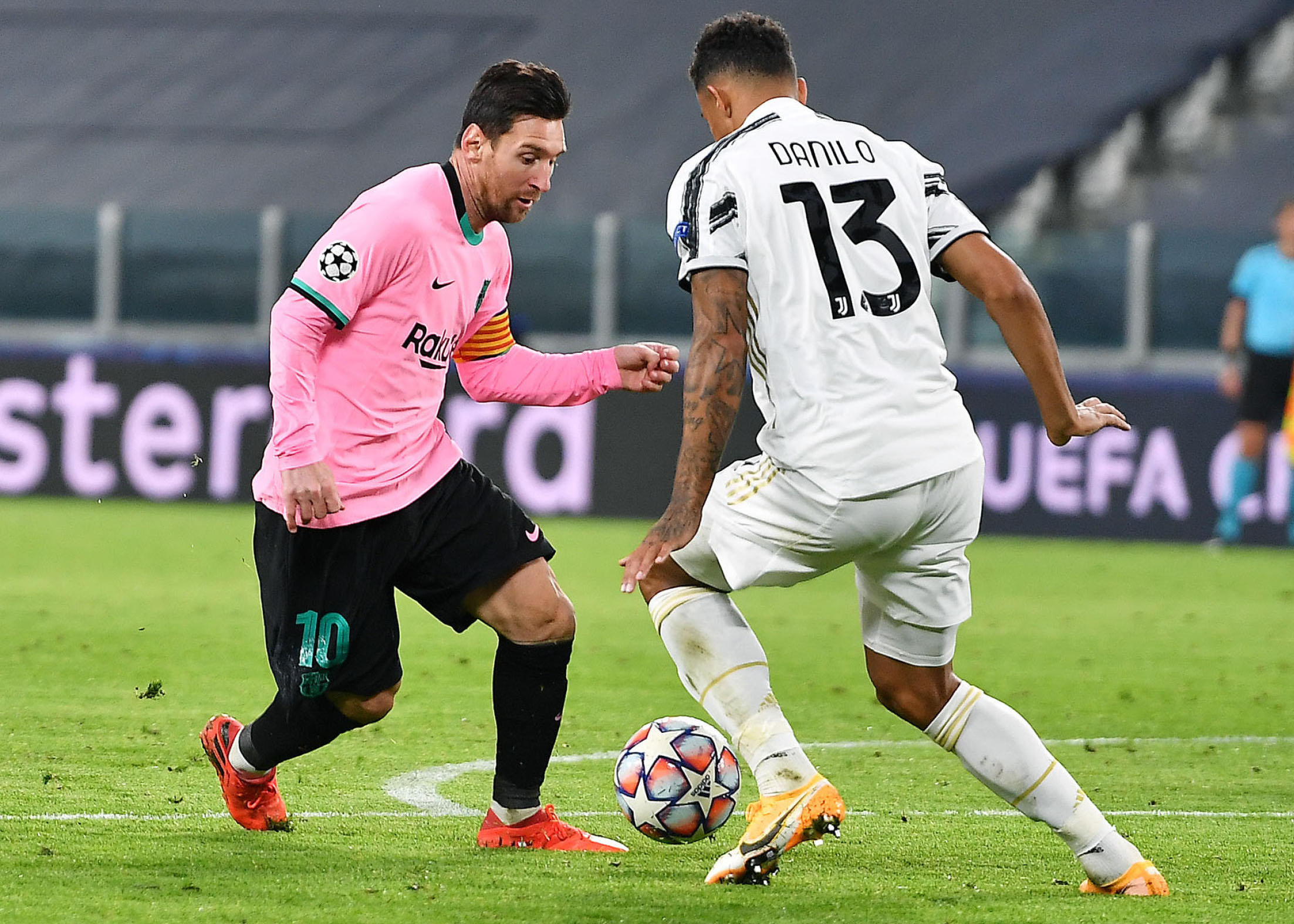 epa08782089 Juventus? Danilo (R) and Barcelona?s Lionel Messi in action during the UEFA Champions Legue soccer match between Juventus FC and FC Barcelona, in Turin, Italy, 28 October 2020.  EPA-EFE/ALESSANDRO DI MARCO