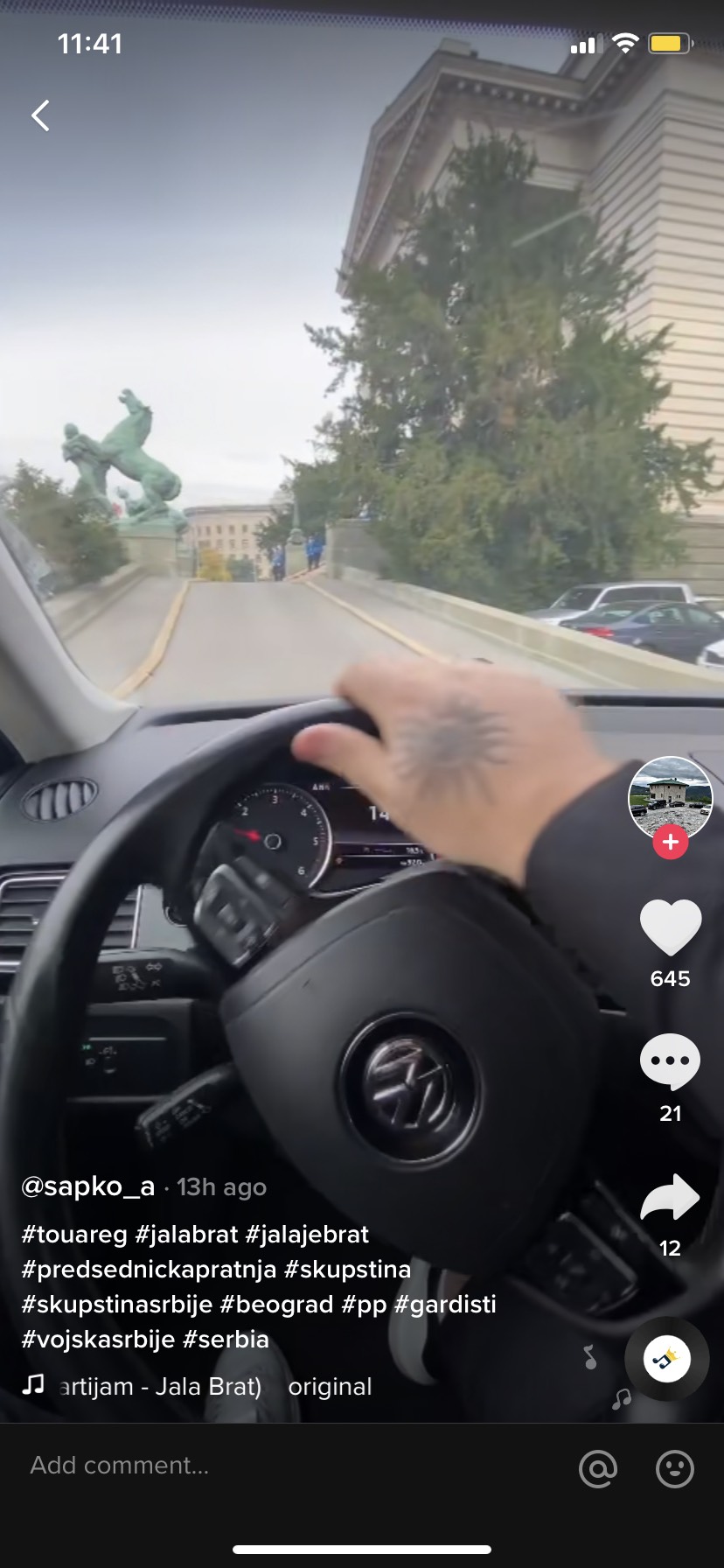 Sapko Aljovic bahacenje ispred skupstine srbije