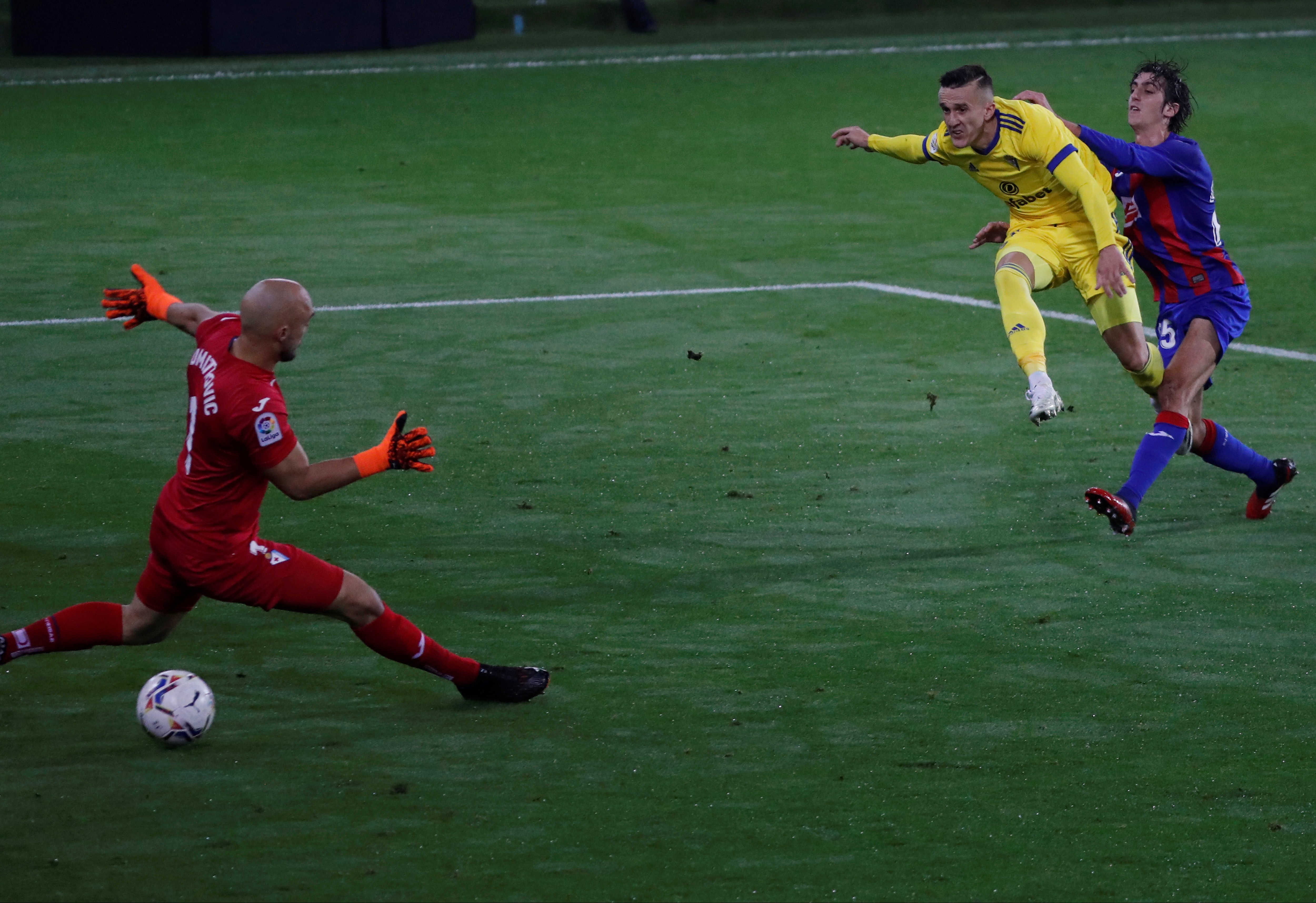 epa08786997 Cadiz's winger Salvi Sanchez (2-R) scores the 0-2 goal during the Spanish LaLiga soccer match between SD Eibar and Cadiz CF at Ipurua stadium in Eibar, Basque Country, Spain, 30 October 2020.  EPA-EFE/Javier Etxezarreta