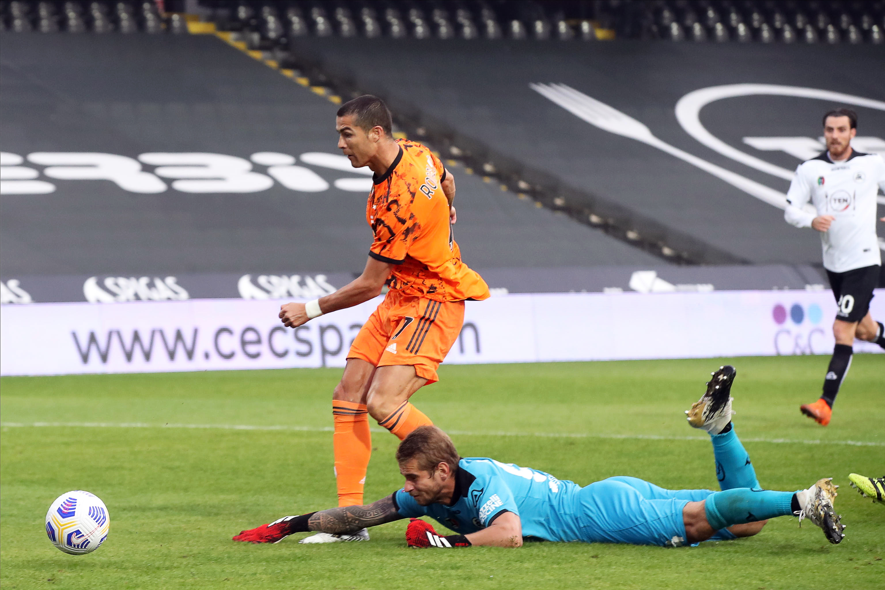 epa08791286 Juventus' Cristiano Ronaldo (L) in action against Spezia's goalkeeper Ivan Provedel (bottom) during the Italian Serie A soccer match between Spezia Calcio and Juventus FC in Cesena, Italy, 01 November 2020.  EPA-EFE/PASQUALE BOVE