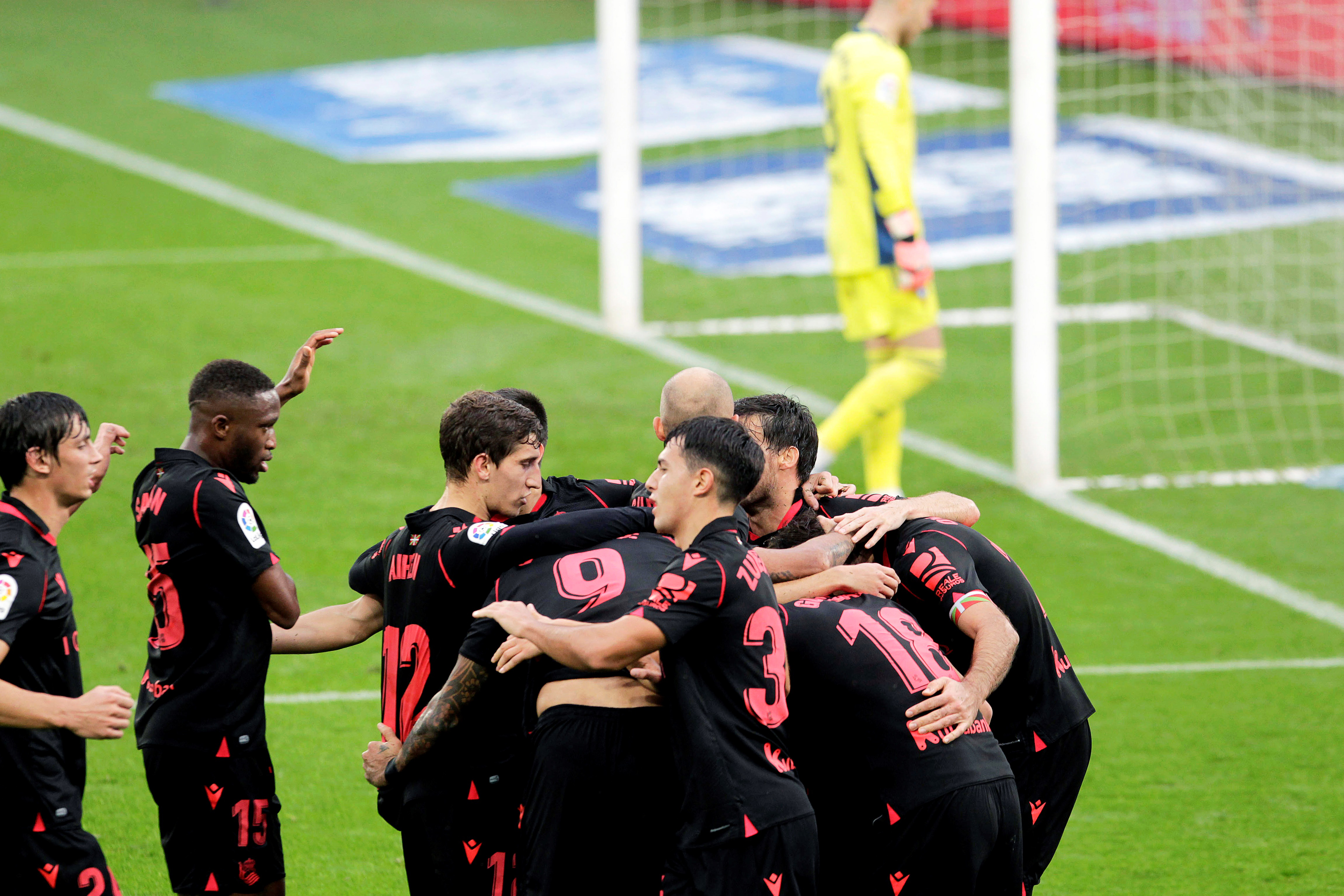 epa08791342 Real Sociedad players celebrate their 2-0 lead during the Spanish La Liga soccer match between Celta Vigo and Real Sociedad at Balaidos stadium in Vigo, north-western Spain, 01 November 2020.  EPA-EFE/Salvador Sas