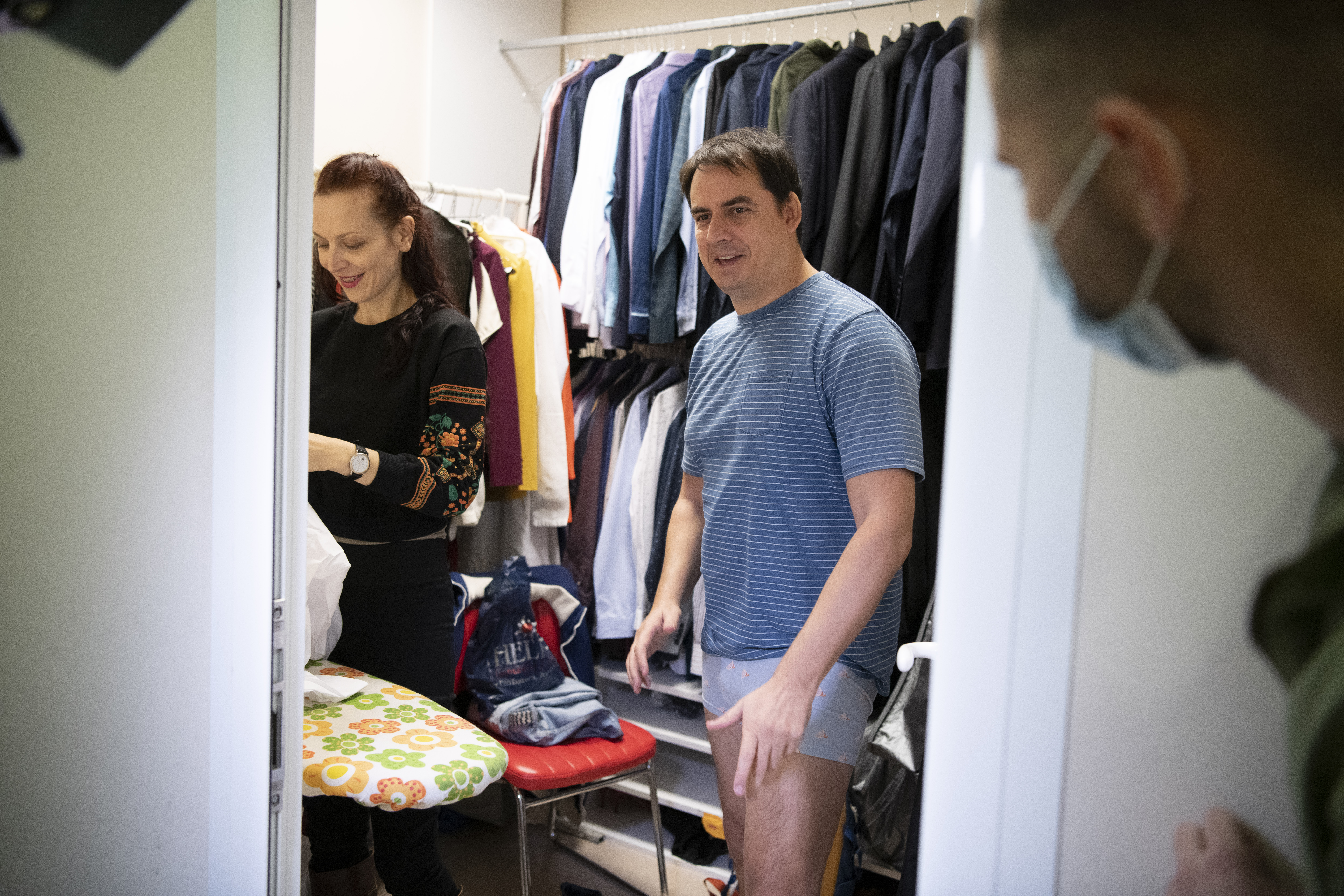 Beograd 30.10.2020. Zoran Kesić, autor i voditelj emisije 24 minuta, emisija 24 minuta, spremanje za emisiju, garderoba Foto: Dragan Mujan/Nova.rs