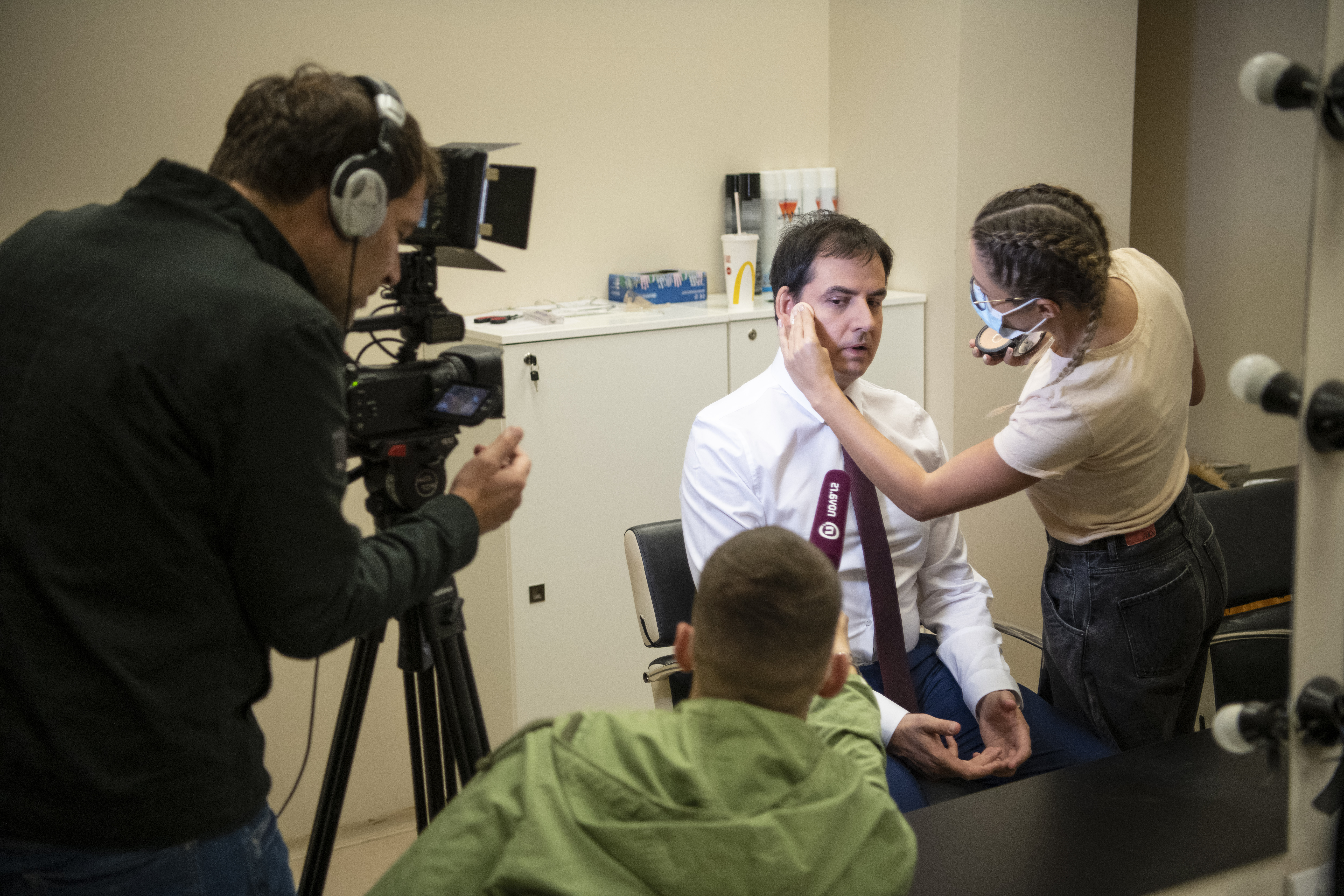 Beograd 30.10.2020. Zoran Kesić, autor i voditelj emisije 24 minuta, emisija 24 minuta, spremanje za emisiju, šminkernica Foto: Dragan Mujan/Nova.rs