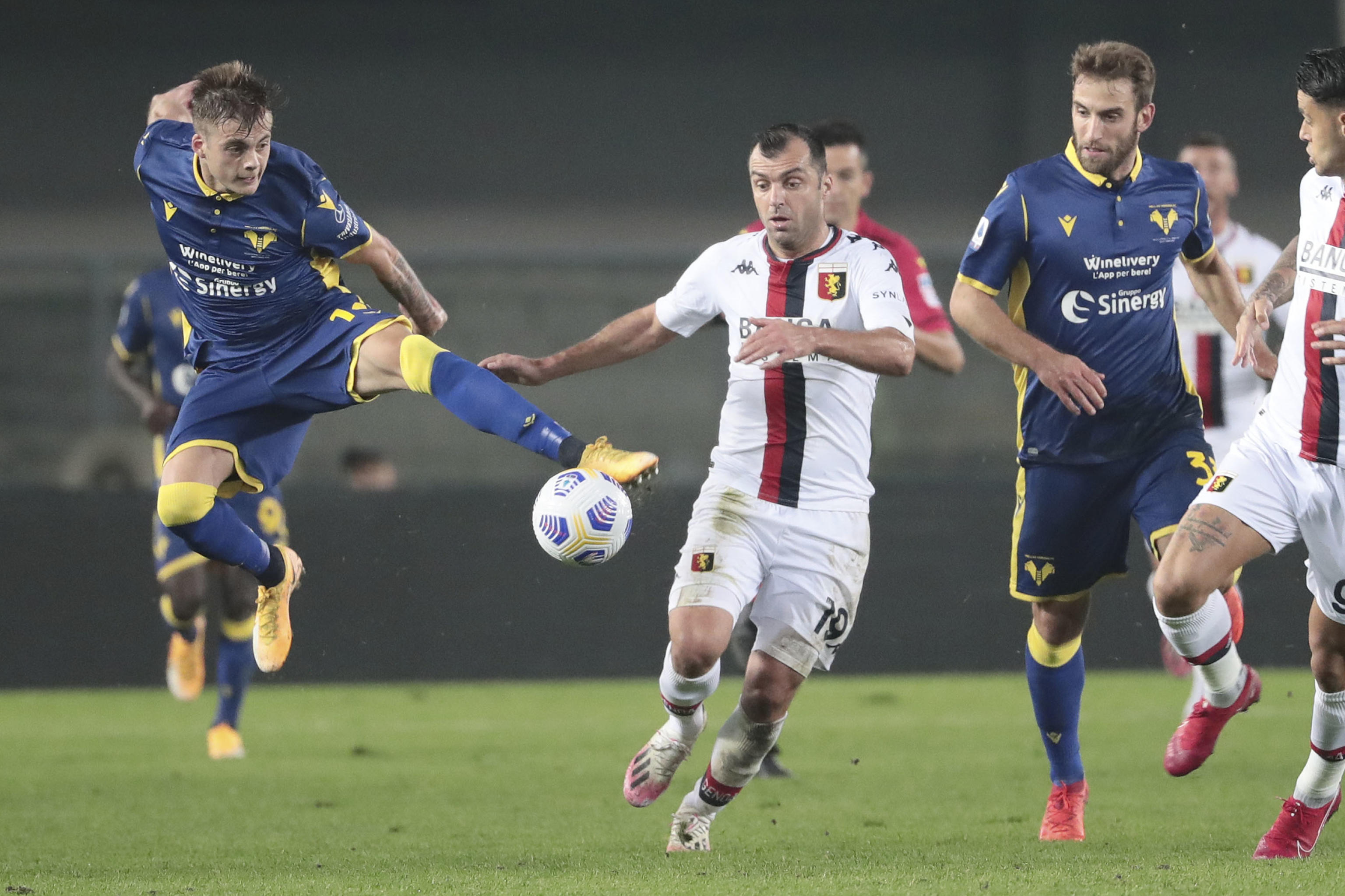 epa08758098 Hellas Verona's Ivan Ilic (L) and Genoa's Goran Pandev in action, during the Italian Serie A soccer match Hellas Verona FC vs Genoa at the Bentegodi stadium in Verona, Italy, 19 October 2020.  EPA-EFE/EMANUELE PENNACCHIO