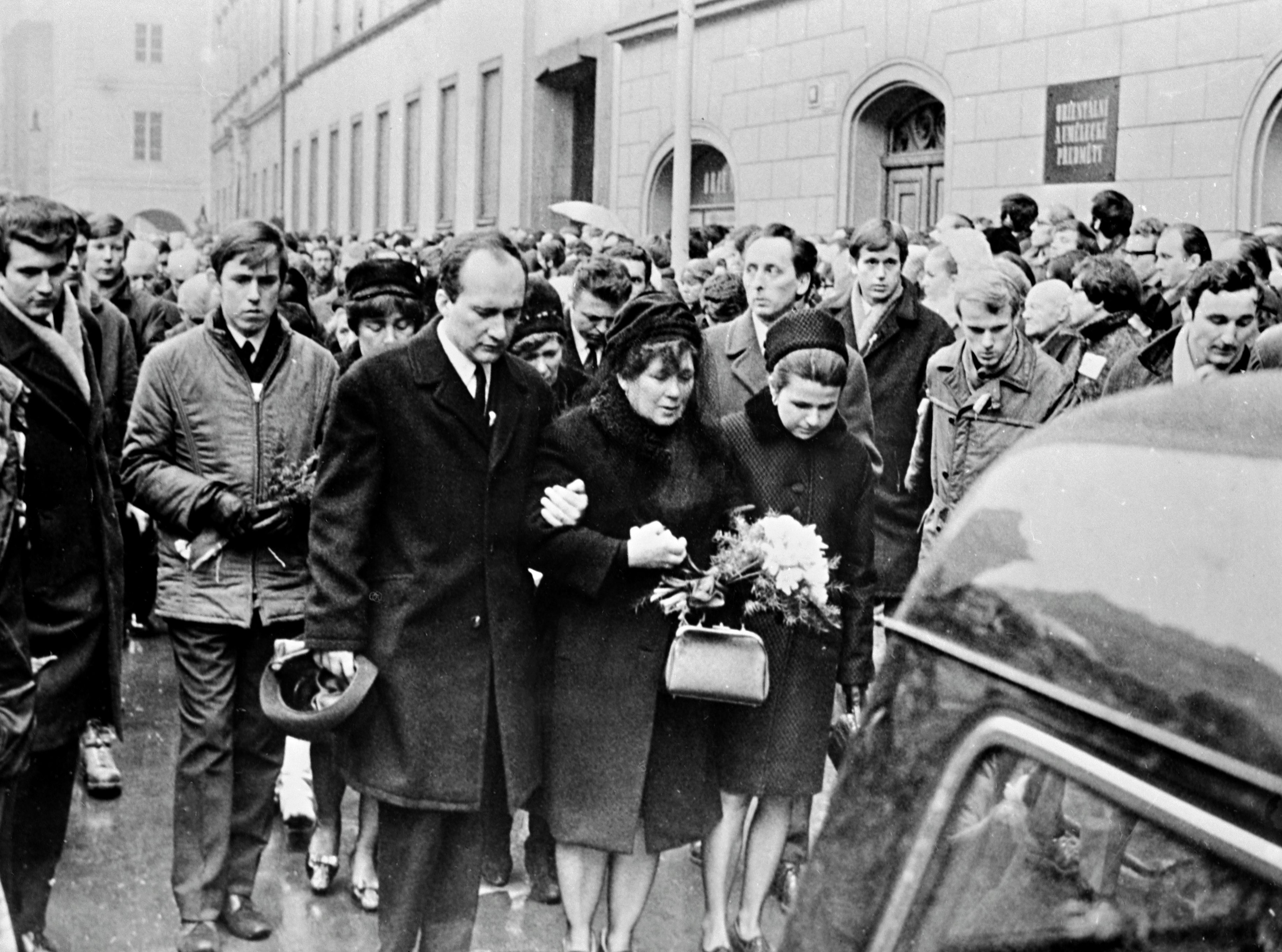 Majka Jana Palaha na sahrani sina, Mono Negative