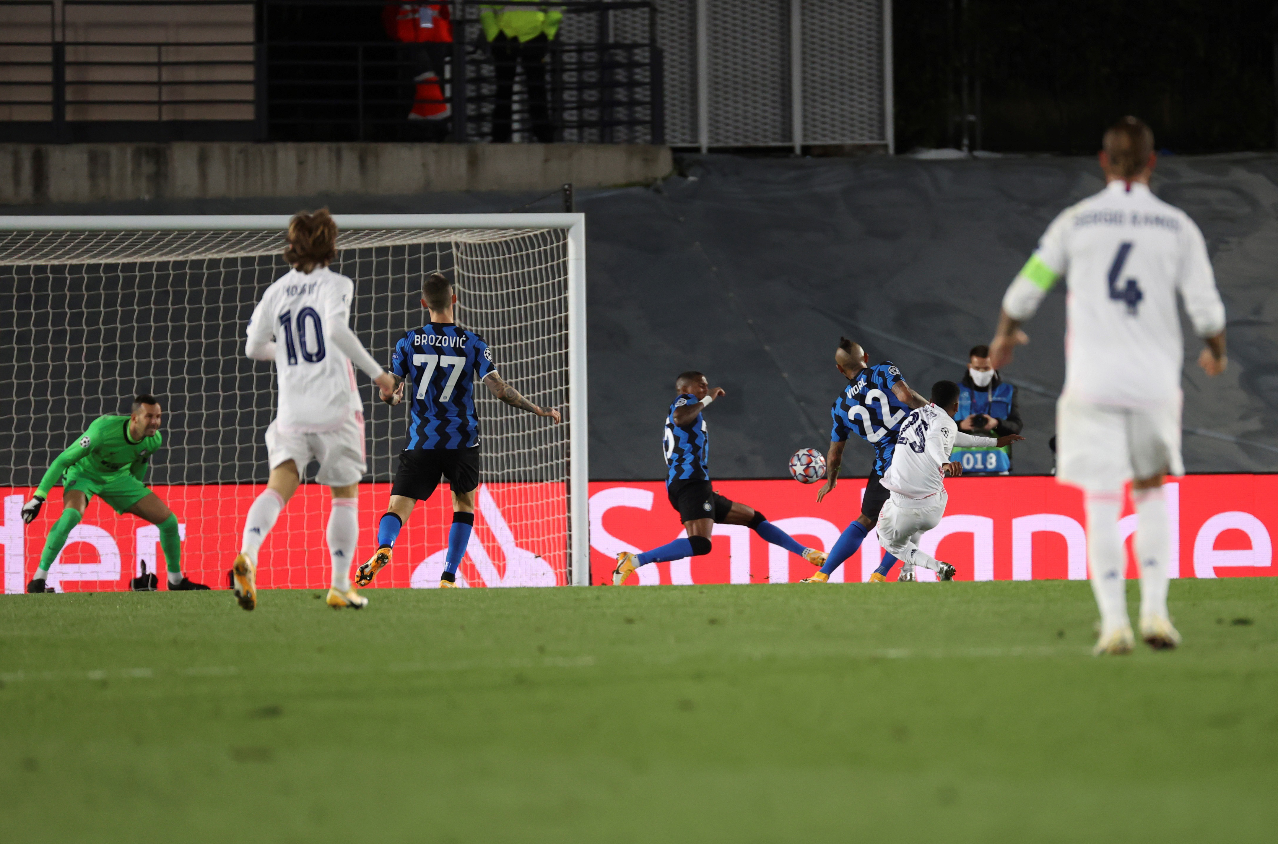 epa08796907 Madrid's winger Rodrygo Goes (2-R) scores the 3-2 lead during the UEFA Champions League group B match between Real Madrid and FC Internazionale at Alfredo Di Stefano stadium in Madrid, Spain, 03 November 2020.  EPA-EFE/JuanJo Martin