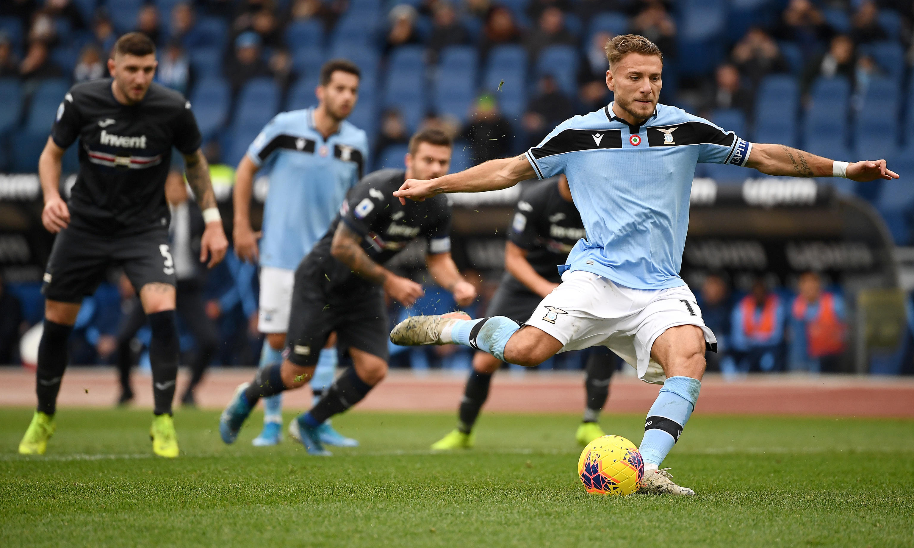 epa08138360 SS Lazio's Ciro Immobile scores from the penalty spot the 2-0 goal during the Italian Serie A soccer match between SS Lazio and UC Sampdoria at the Olimpico stadium in Rome, Italy, 18 January 2020.  EPA-EFE/ETTORE FERRARI