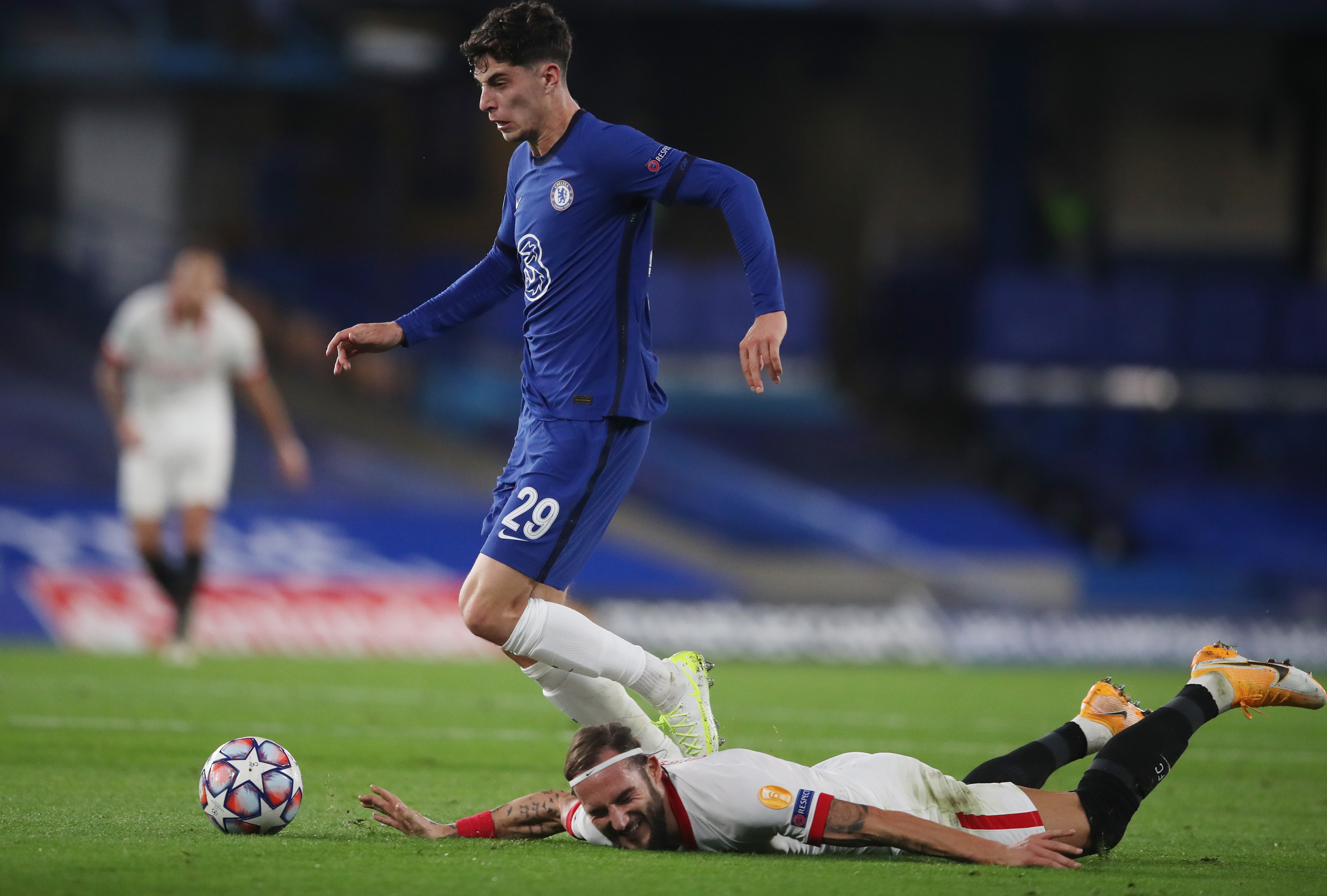 epa08760306 Kai Havertz of Chelsea (L) in action against Nemanja Gudelj of Sevilla (R) during the UEFA Champions League group E soccer match between Chelsea FC and Sevilla FC in London, Britain, 20 October 2020.  EPA-EFE/Adam Davy / POOL