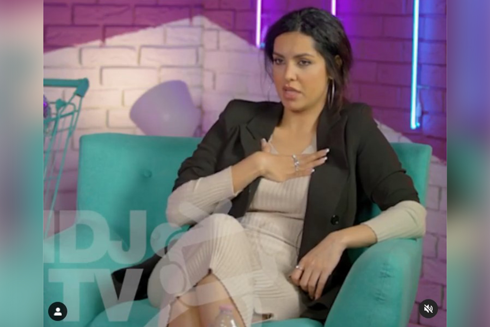 Tanja Savic se drzi za grudi