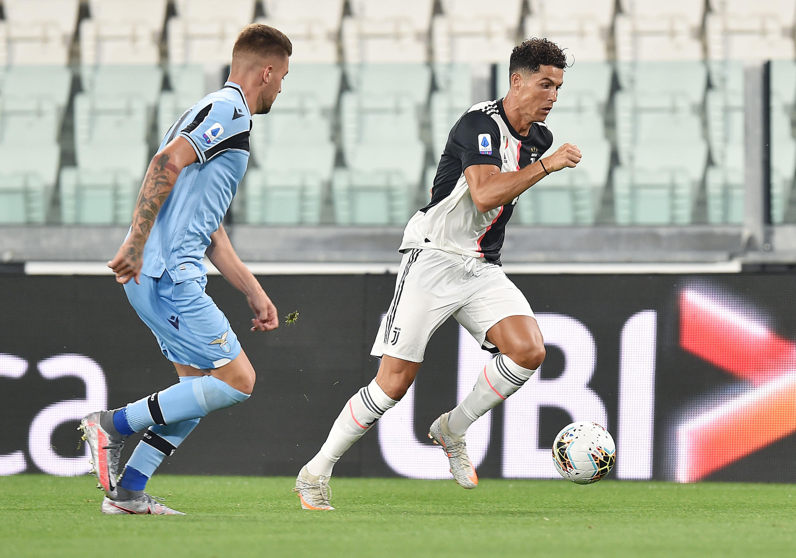 epa08557222 Juventus? Cristiano Ronaldo (R) and Lazio?s Sergej Milinkovic Savic in action during the Italian Serie A soccer match Juventus FC vs SS Lazio at the Allianz stadium in Turin, Italy, 20 July 2020.  EPA-EFE/ALESSANDRO DI MARCO