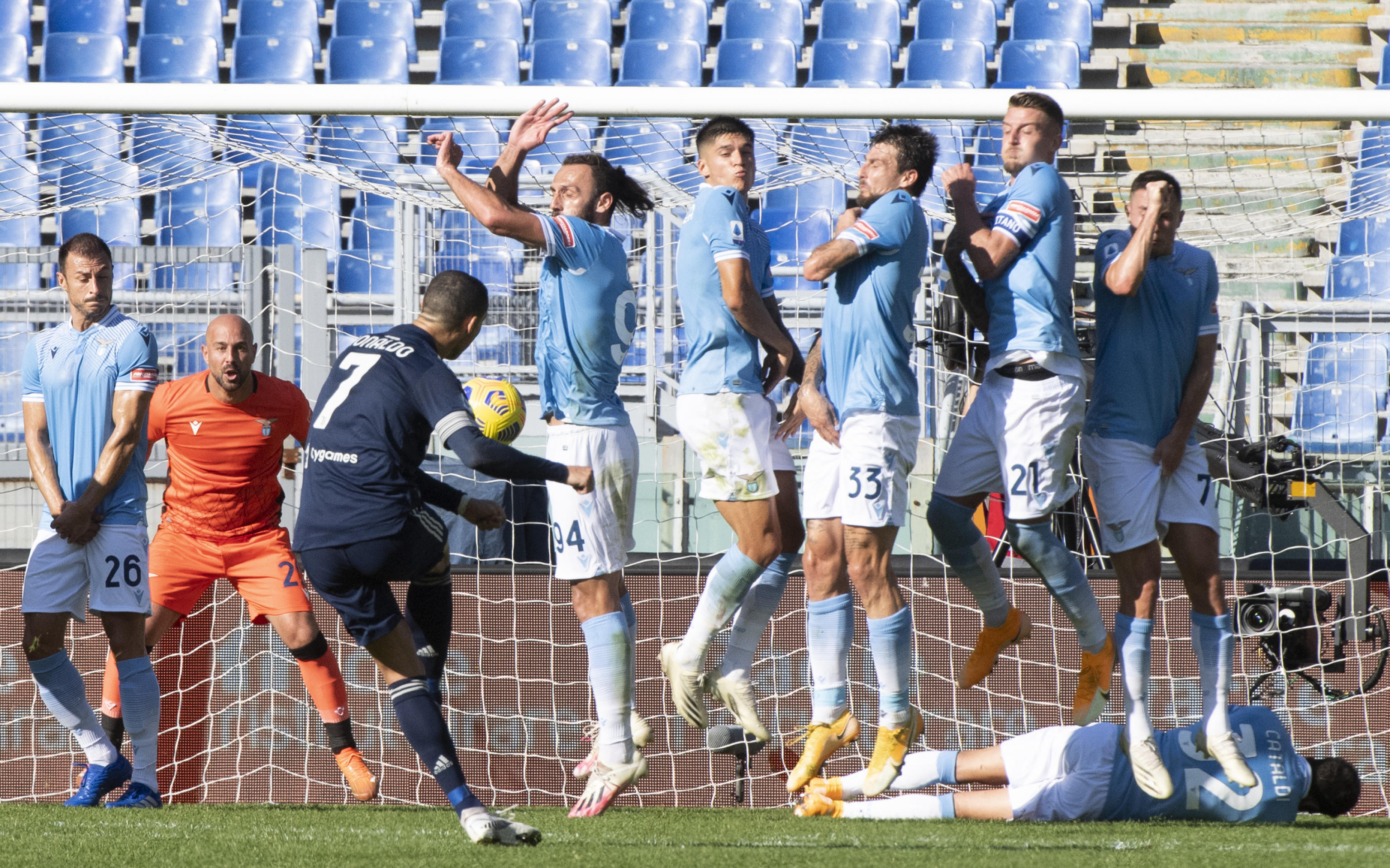 epa08807359 Juventus' Cristiano Ronaldo performs a free kick during the Italian Serie A soccer match SS Lazio against FC Juventus at Olimpico Stadium in Rome, Italy, 08 November 2020.  EPA-EFE/CLAUDIO PERI