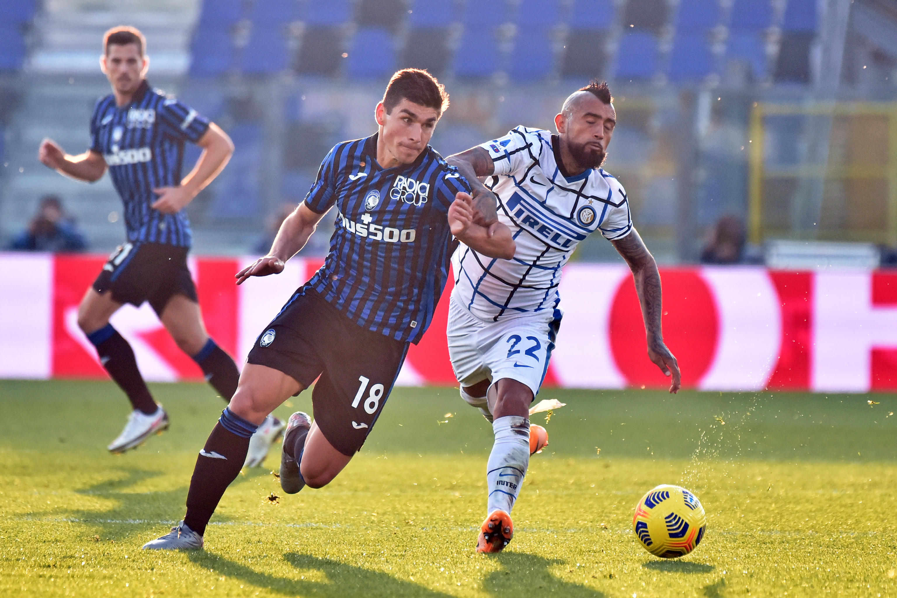 epa08807835 Atalanta's Ruslan Malinovskyi (L) and Inter?s Arturo Vidal in action during the Italian Serie A soccer match Atalanta BC vs FC Inter at the Gewiss Stadium in Bergamo, Italy, 08 november 2020.  EPA-EFE/PAOLO MAGNI