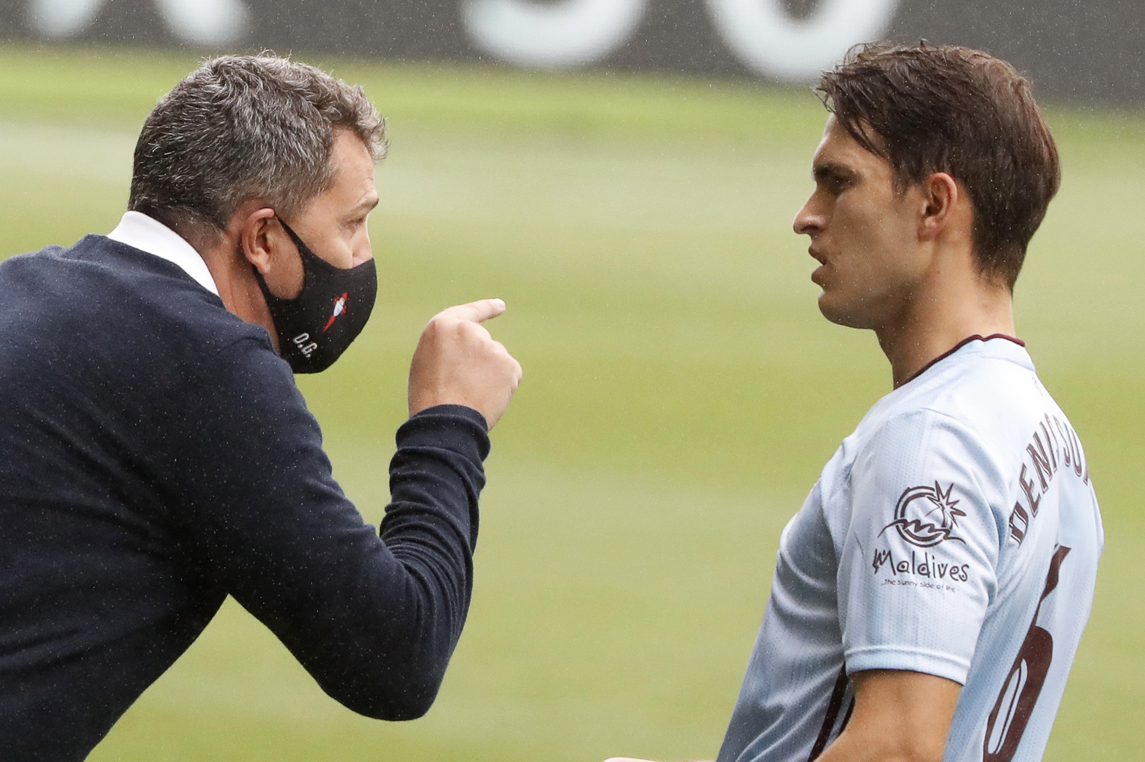 epa08512642 Celta Vigo's head coach Oscar Garcia (L) gives instructions to Denis Suarez (R) during the Spanish La Liga soccer match between Celta Vigo and FC Barcelona at Balaidos Stadium in Vigo, northern Spain, 27 June 2020.  EPA-EFE/LAVANDEIRA JR