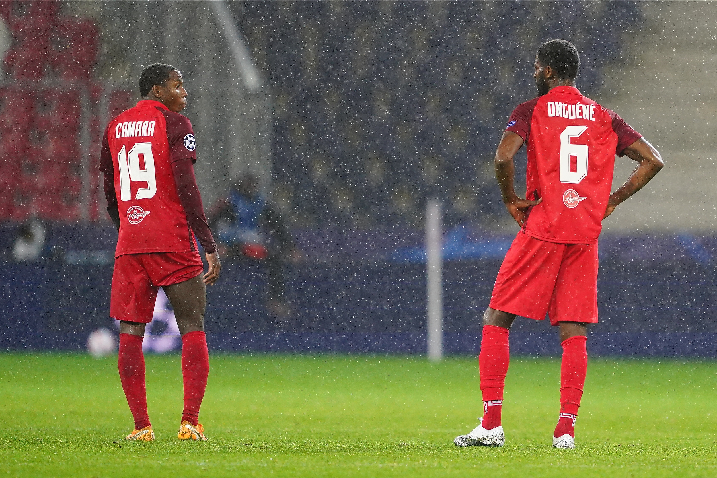 epa08797132 (L-R) Salzburg's Mohamed Camara and Salzburg's Jerome Onguene react during the UEFA Champions League Group A soccer match between RB Salzburg and FC Bayern Munich, in Salzburg, Austria, 03 November 2020.  EPA-EFE/LUKAS BARTH-TUTTAS