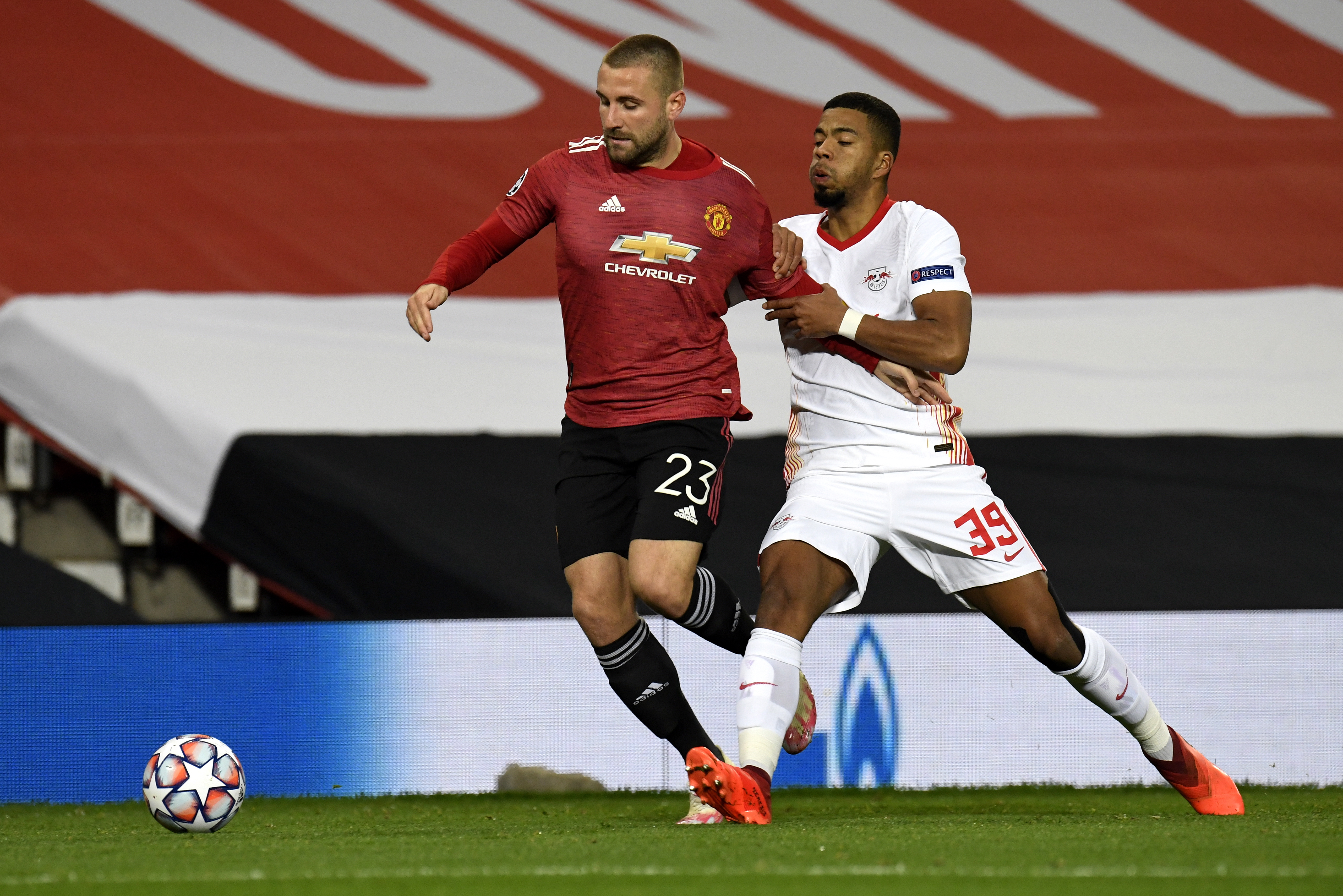 epa08781661 Luke Shaw (L) of Manchester United in action against Benjamin Henrichs of RB Leipzig during the UEFA Champions League group H match Manchester United vs RB Leipzig in Manchester, Britain 28 October 2020.  EPA-EFE/Peter Powell