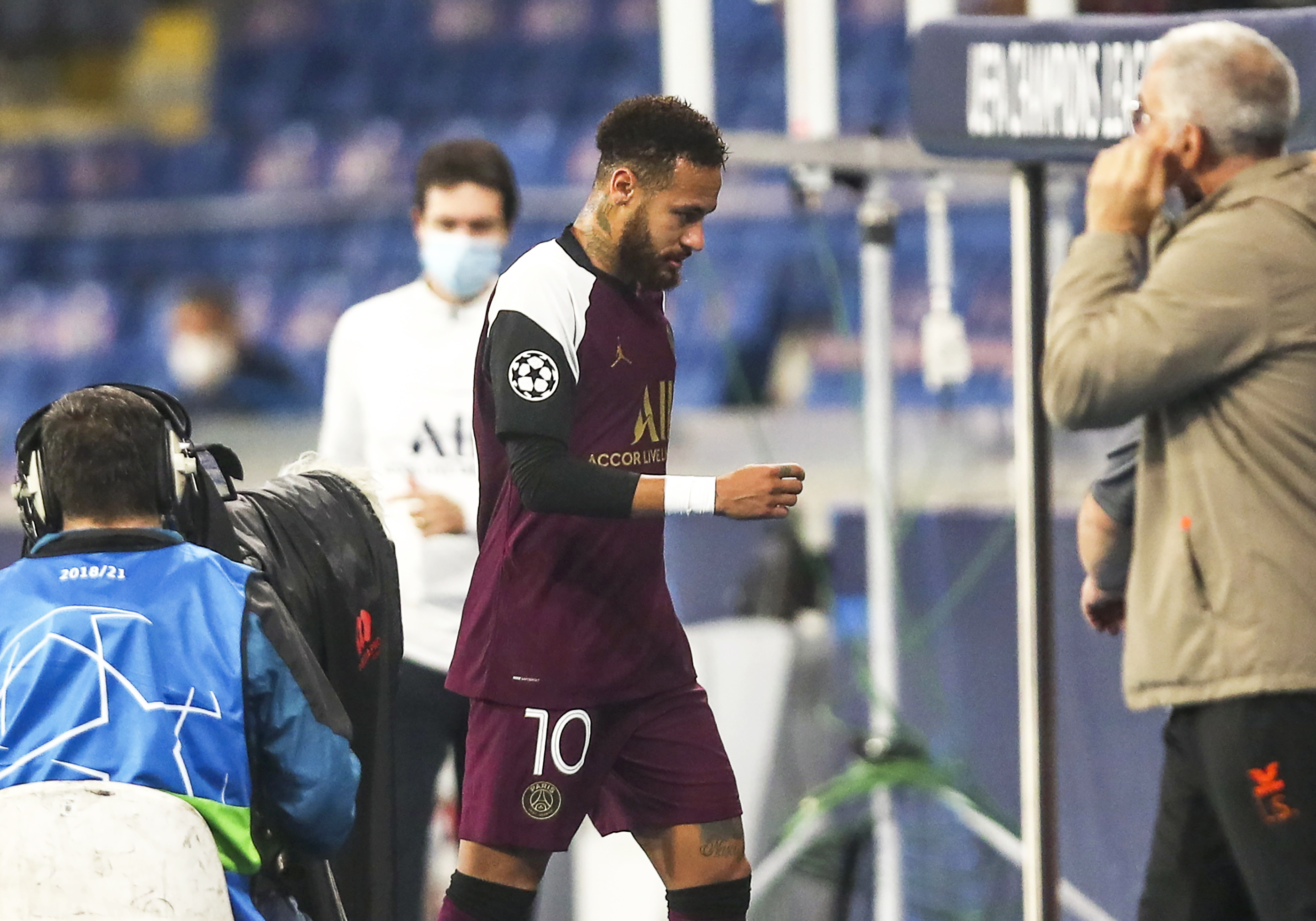 epa08781419 Neymar (C) of PSG leaves the pitch after being injured during the UEFA Champions League group H soccer match between Istanbul Basaksehir and Paris Saint-Germain in Istanbul, Turkey, 28 October 2020.  EPA-EFE/Tolga Bozoglu / POOL