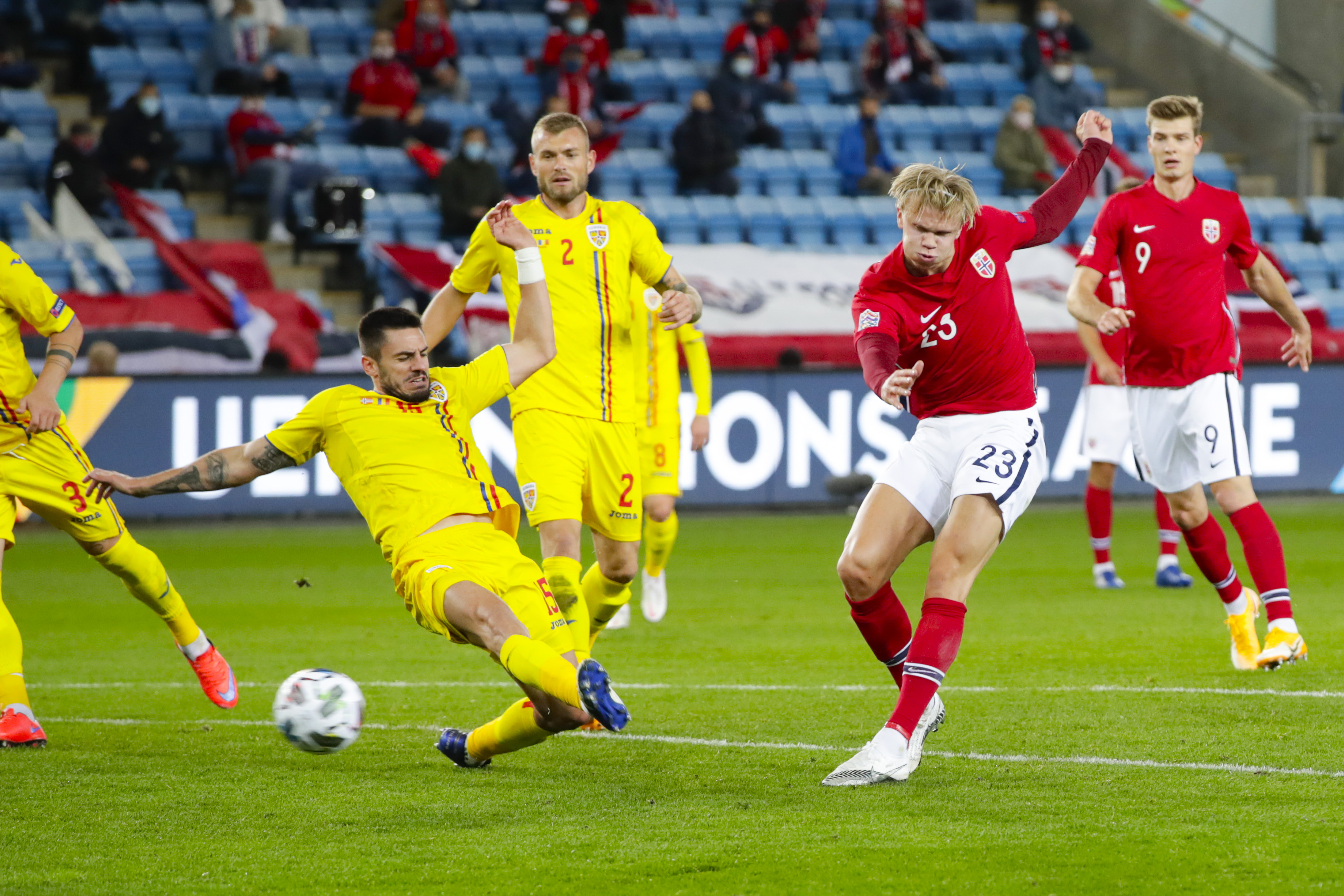 epa08736304 Romania's Andrei Burca (L) and Norway's Erling Braut Haaland (C) in action during the UEFA Nations League soccer match between Norway and Romania at Ullevaal Stadium, Oslo, norway, 11 October 2020.  EPA-EFE/Vidar Ruud  NORWAY OUT