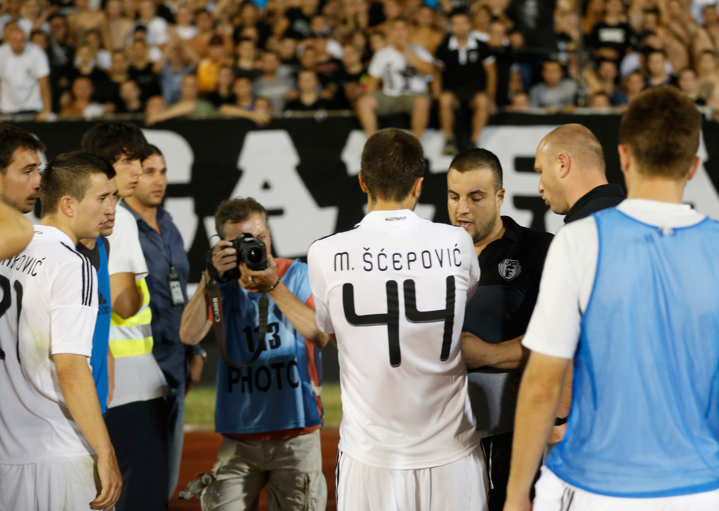 Fudbal UEFA Champions League season 2013-2014
Third qualifying round, Second leg
Partizan v Ludogorec
Milos Radosavljevic Kimi navijac skida kapitensku traku Marko Scepovic
Beograd, 06.08.2013.
foto: Srdjan Stevanovic/Starsportphoto ©