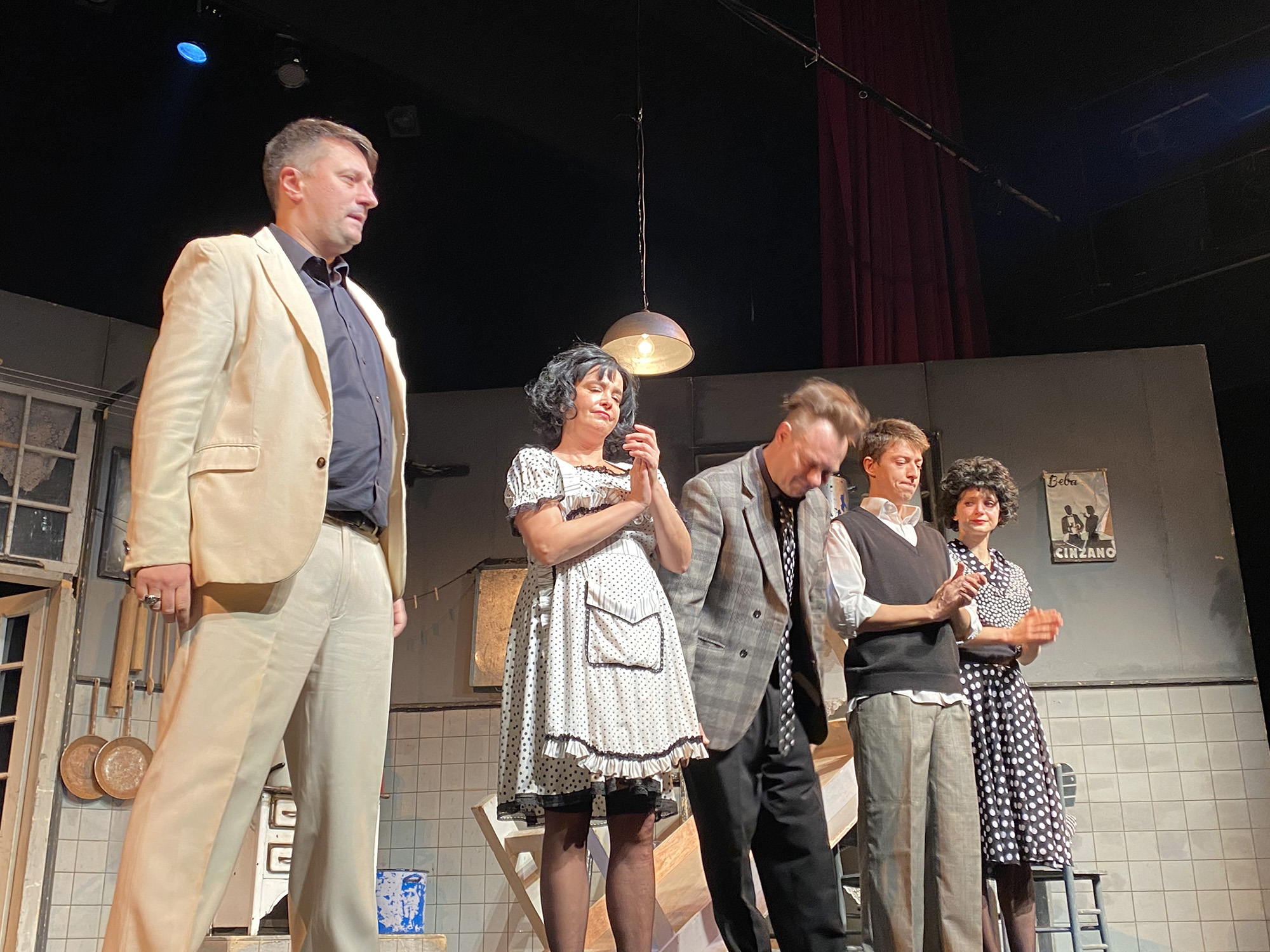Andrija Milošević, Katarina Žutić, Goran Jevtić i ostali glumci predstave "Krčmarica Mirandolina" su aplauz nakon predstave posvetili Ivanu Bekjarevu i oprostili se od njega sa suzama u očima