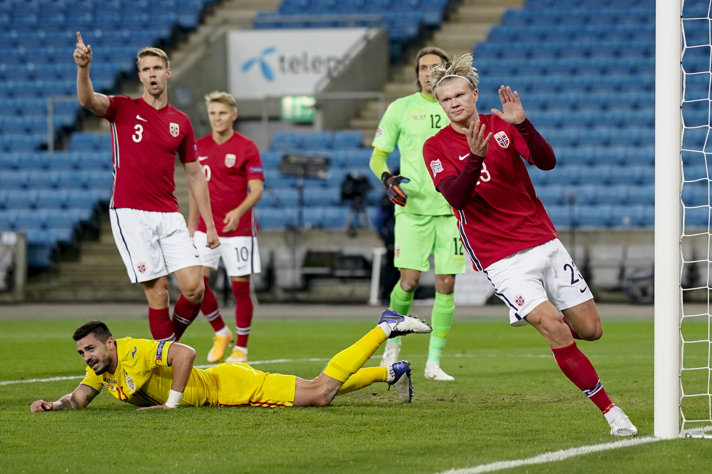 epa08736340 Norway's Erling Braut Haaland (R) celebrates after scoring during the UEFA Nations League soccer match between Norway and Romania at Ullevaal Stadium, Oslo, norway, 11 October 2020.  EPA-EFE/Stian Lysberg Solum  NORWAY OUT