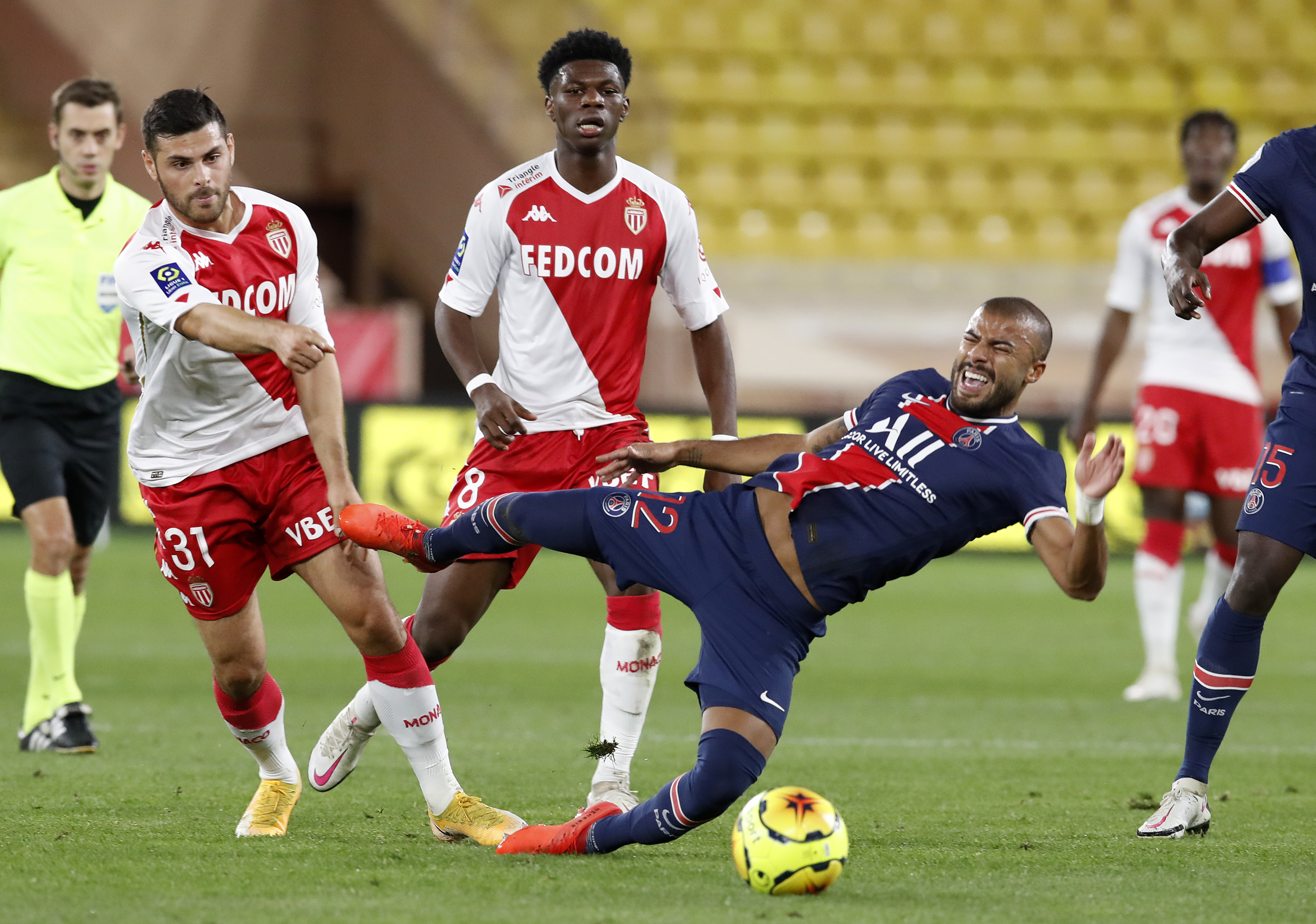 epa08832034 Kevin Volland (L) of AS Monaco and Rafinha (R) of Paris Saint Germain in action during the French Ligue 1 soccer match, AS Monaco vs Paris Saint Germain, at Stade Louis II, in Monaco, 20 November 2020.  EPA-EFE/SEBASTIEN NOGIER