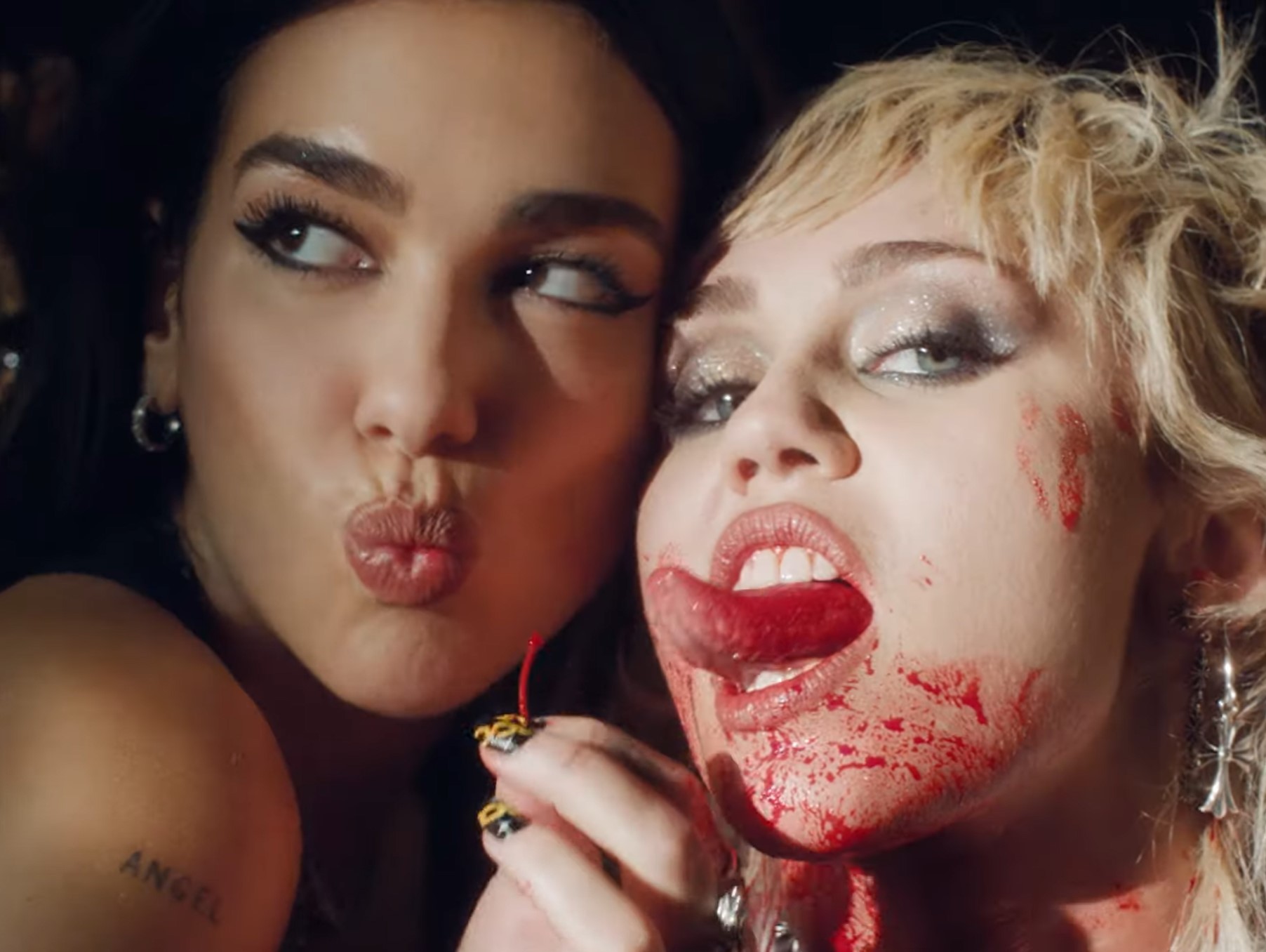 Majli Sajrus, Dua Lipa