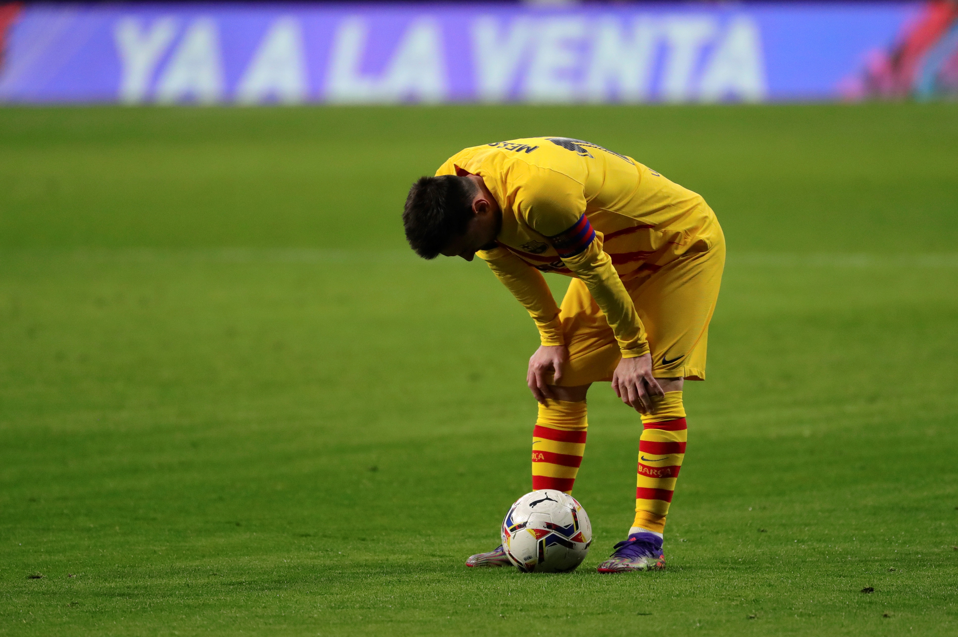epa08834753 Barcelona's striker Leo Messi reacts during the Spanish LaLiga soccer match between Atletico de Madrid and FC Barcelona at Wanda Metropolitano stadium in Madrid, Spain, 21 November 2020.  EPA-EFE/JUANJO MARTIN