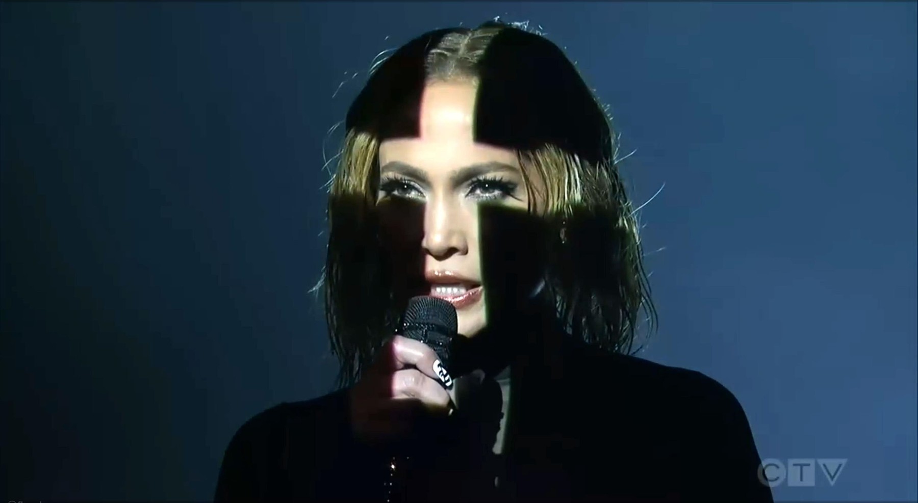 Jennifer Lopez steams up the screen as she performs Pa' Ti and Lonely with Maluma at the AMAs