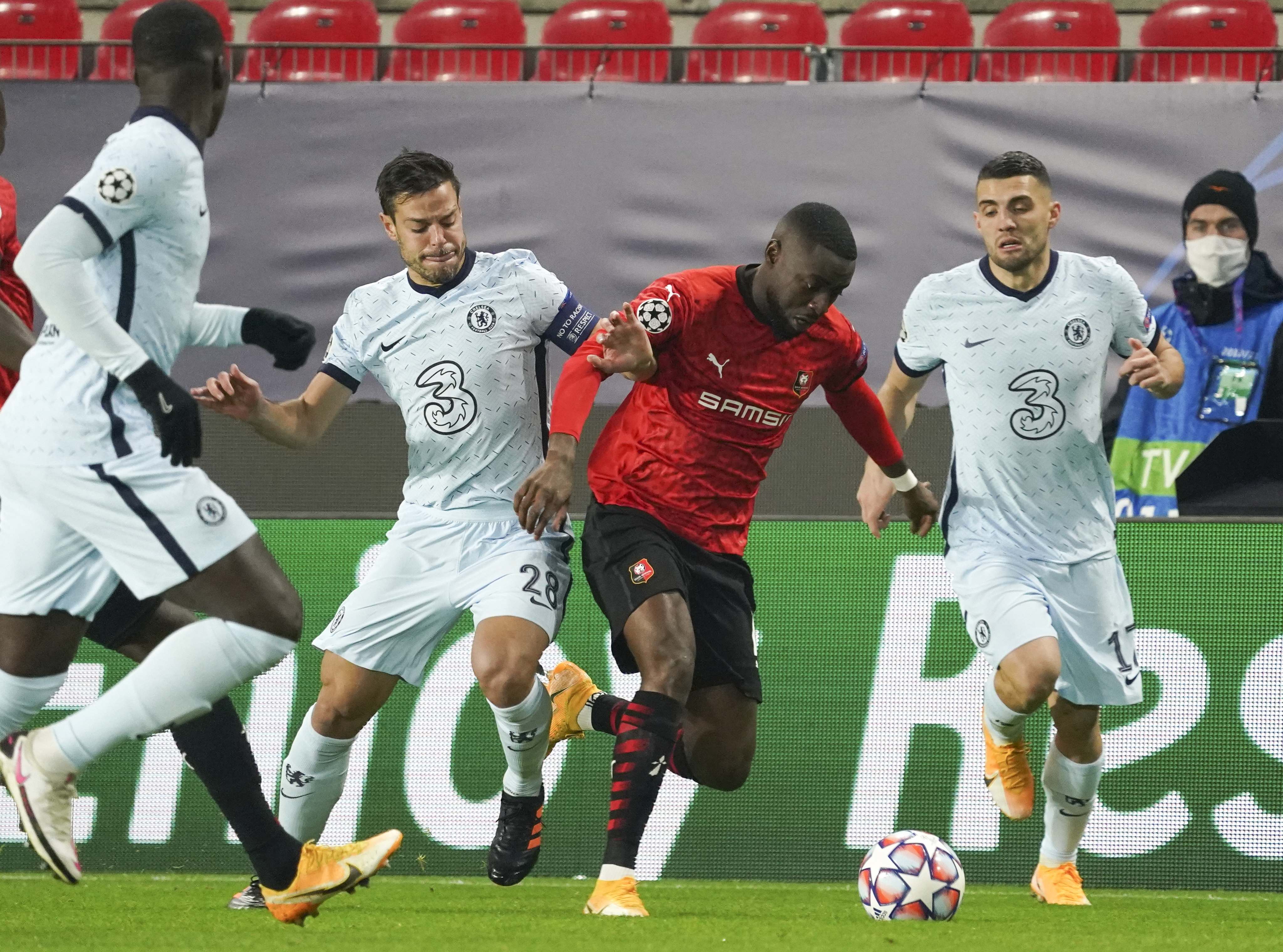 epa08839539 James Lea Siliki (2-R) of Rennes in action against Cesar Azpilicueta (2-L) of Chelsea during the UEFA Champions League group E soccer match between Stade Rennes and Chelsea FC in Rennes, France, 24 November 2020.  EPA-EFE/Eddy Lemaistre