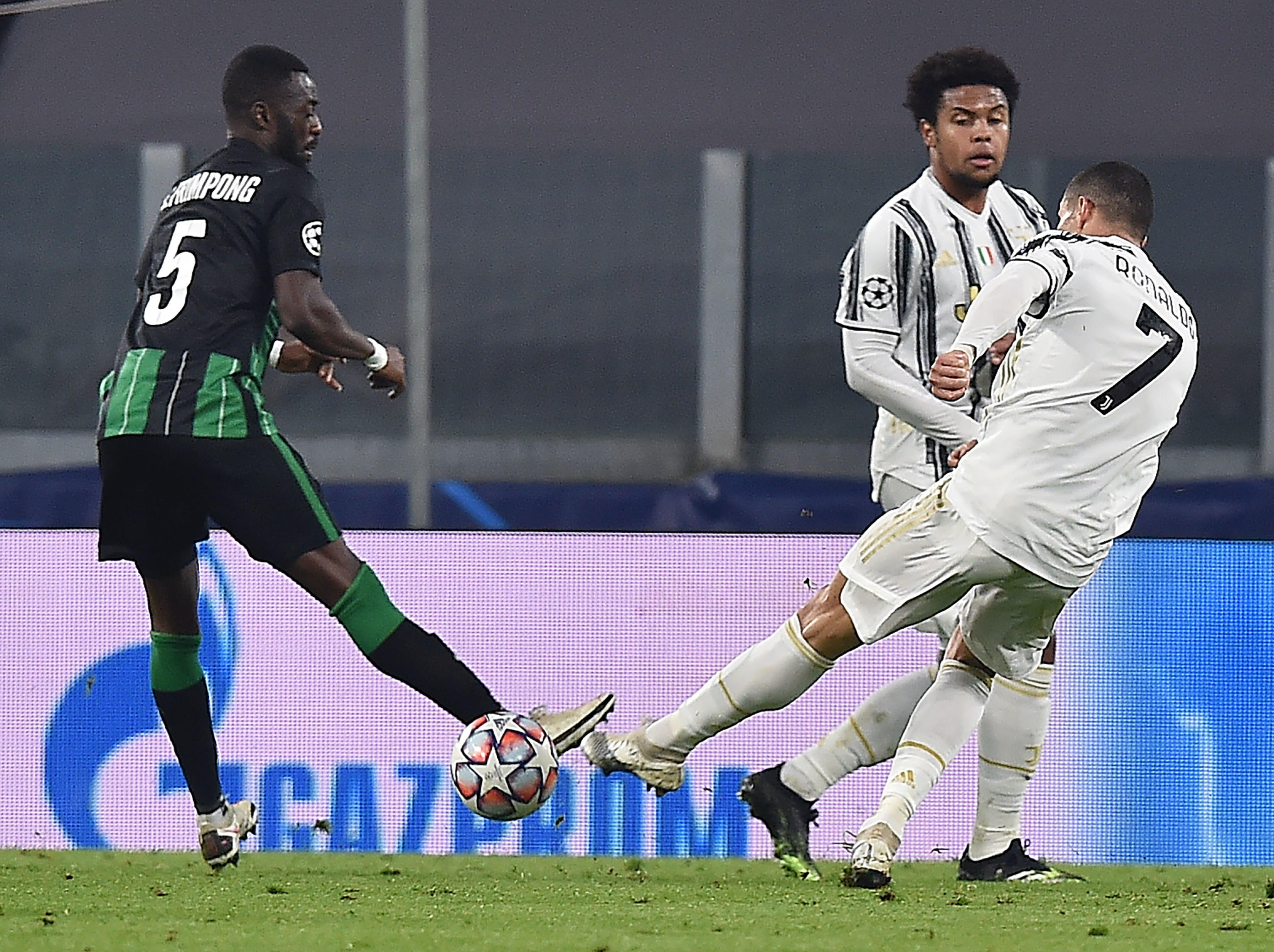epa08840000 Juventus? Cristiano Ronaldo (R) scores his team's first goal during the UEFA Champions League group G soccer match Juventus FC vs Ferencvaros at the Allianz stadium in Turin, Italy, 24 November 2020.  EPA-EFE/ALESSANDRO DI MARCO