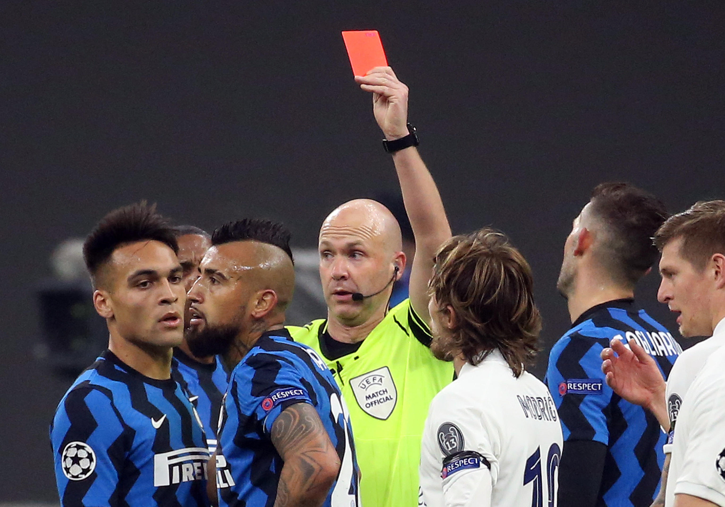 epa08842217 The referee Anthony Taylor gives a red card to Inter Milan's Arturo Vidal  during the UEFA Champions League Group B soccer match between Inter and Real Madrid at Giuseppe Meazza stadium in Milan, Italy, 25 November 2020.  EPA-EFE/MATTEO BAZZI