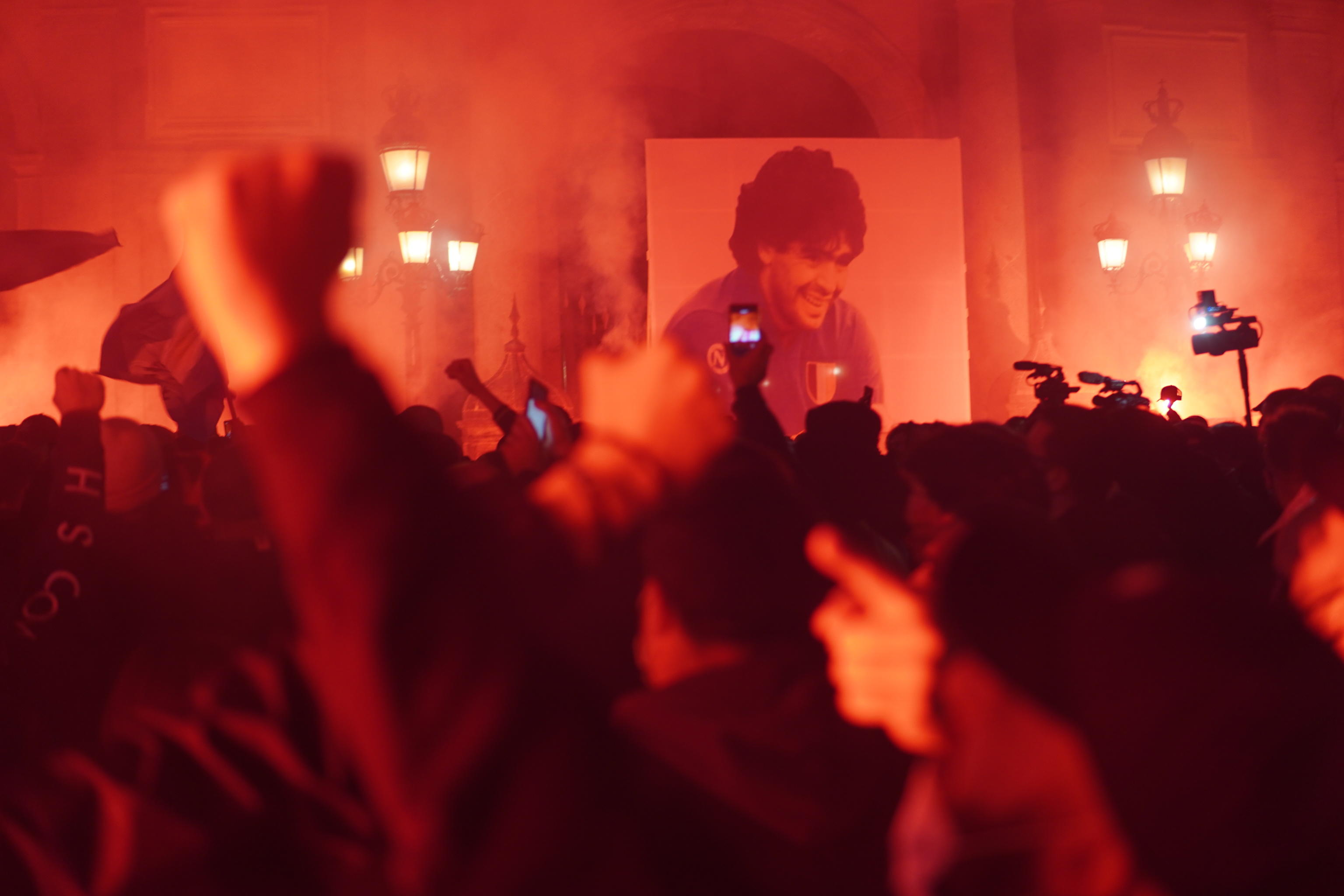 epaselect epa08844681 Procession and torchlight of Napoli's supporters in memory of Diego Armando Maradona in Naples, Italy, 26 November 2020. Soccer legend Diego Maradona died on 25 November at the age of 60 after a heart attack.  EPA-EFE/CESARE ABBATE