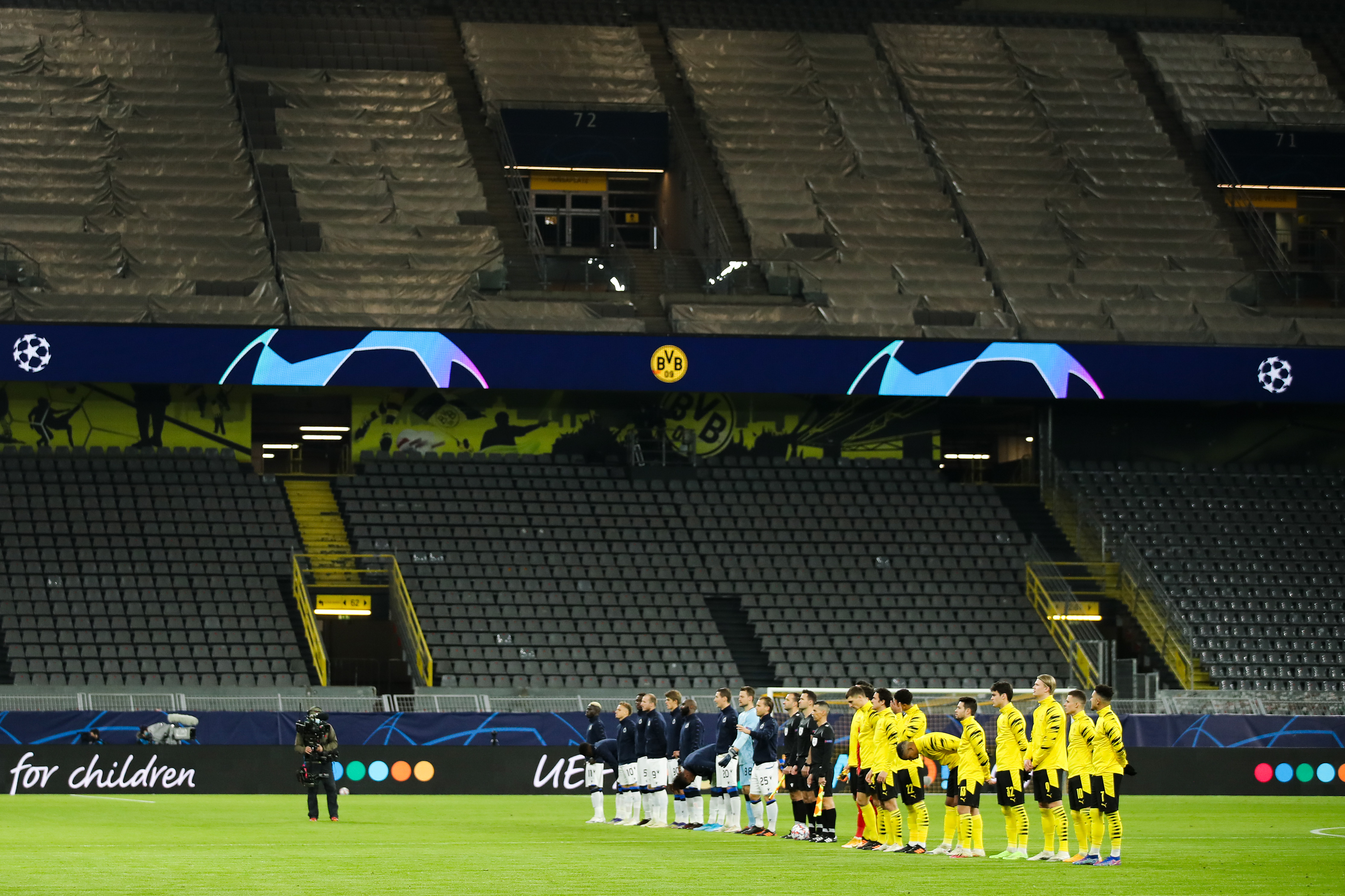 epa08839792 The two sides line up prior to the UEFA Champions League Group F stage match between Borussia Dortmund and Club Brugge KV at Signal Iduna Park in Dortmund, Germany,24 November 2020.  EPA-EFE/LARS BARON / POOL