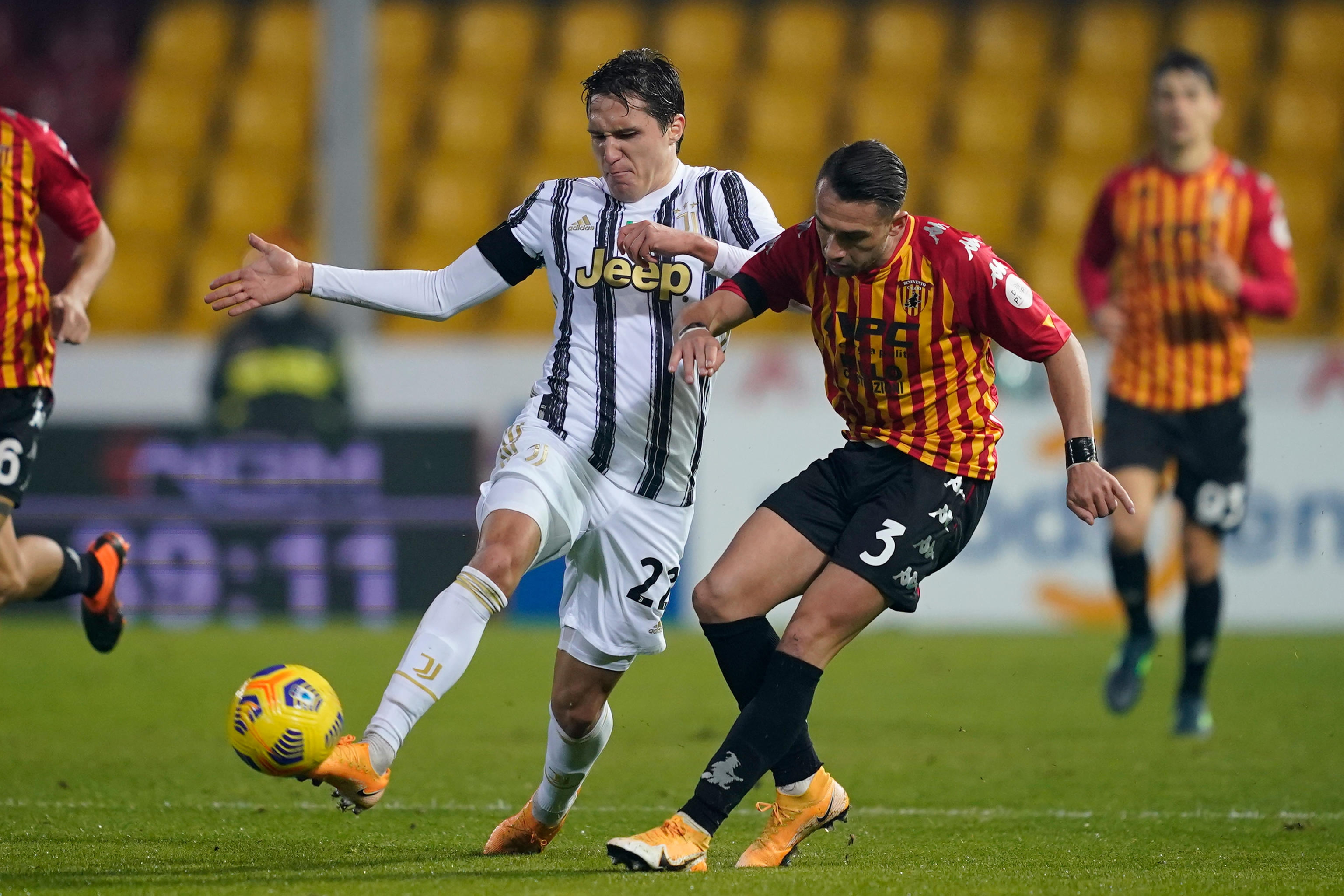 epa08849647 Juventus' Federico Chiesa and Benevento's Gaetano Letizia (R) in action during the Italian Serie A soccer match Benevento Calcio vs Juventus FC at Ciro Vigorito stadium in Benevento, Italy, 28 November 2020.  EPA-EFE/MARIO TADDEO