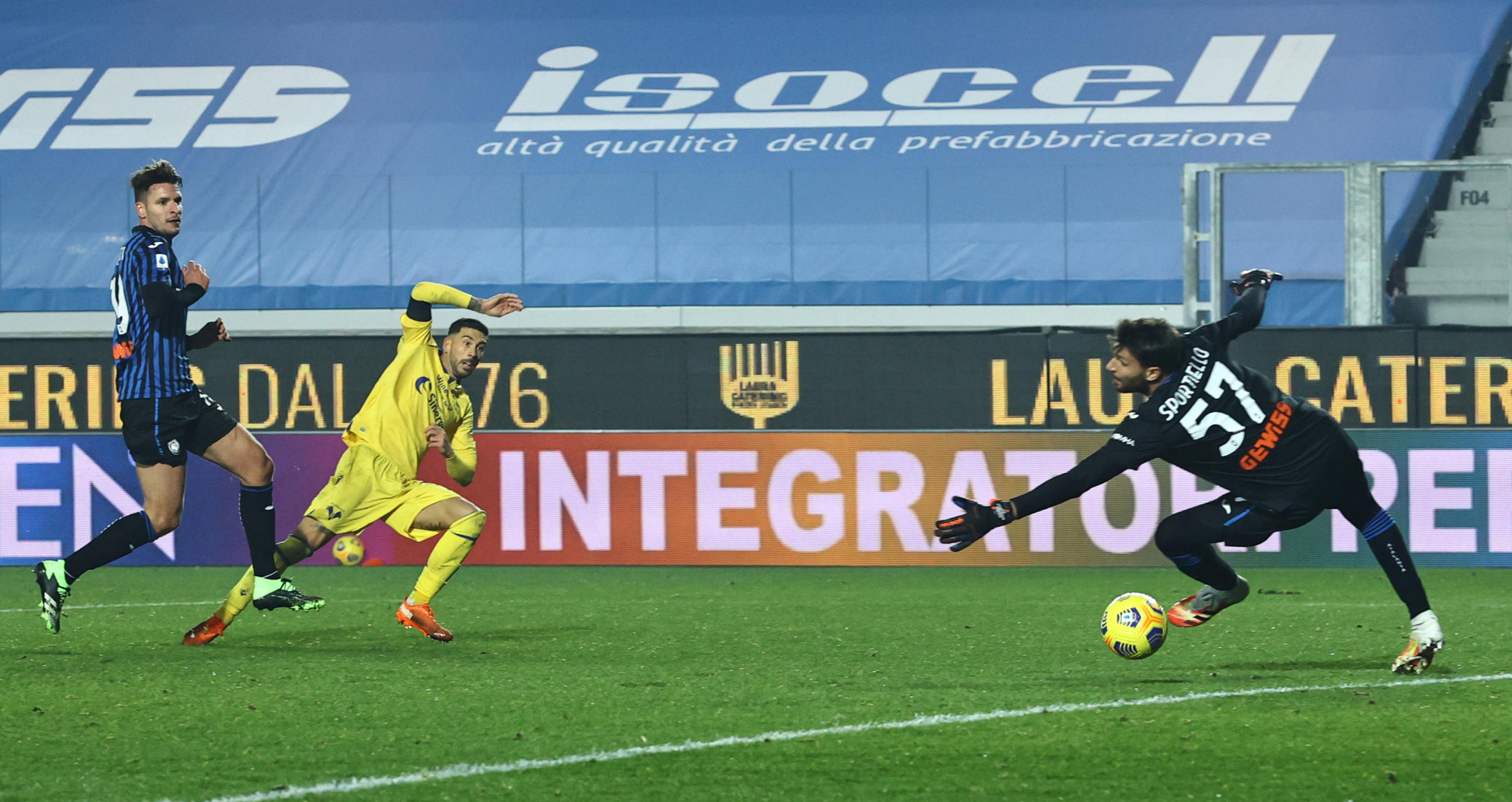 epa08849978 Hellas Verona's Mattia Zaccagni scores the 0-2 lead during the Italian Serie A soccer match Atalanta BC vs Hellas Verona at the Gewiss Stadium in Bergamo, Italy, 28 November 2020.  EPA-EFE/PAOLO MAGNI