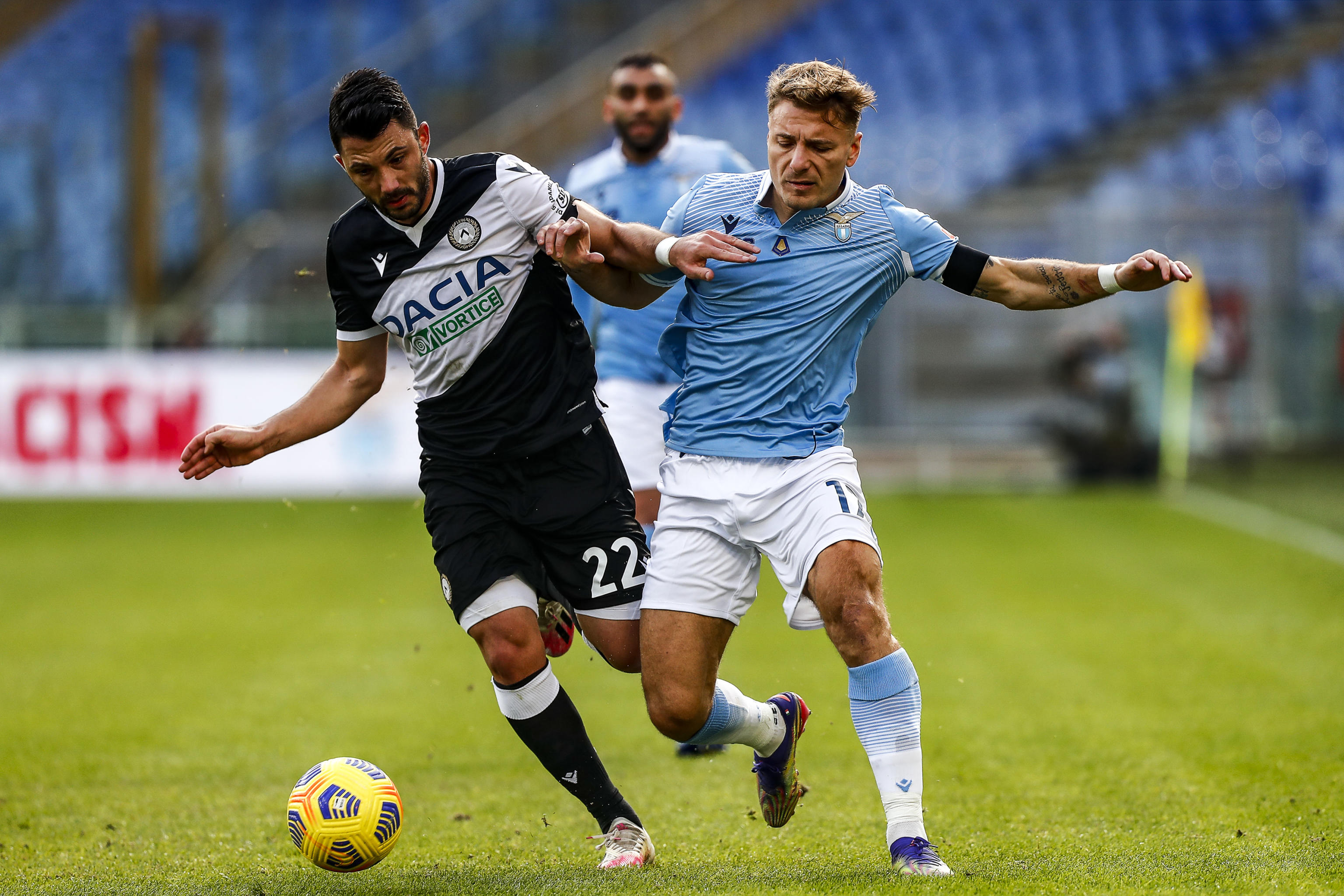 epa08850425 Udinese's Tolgay Arslan (L) and Lazio's Ciro Immobile (R) in action during the Italian Serie A soccer match SS Lazio vs Udinese Calcio at Olimpico stadium in Rome, Italy, 29 November 2020.  EPA-EFE/ANGELO CARCONI