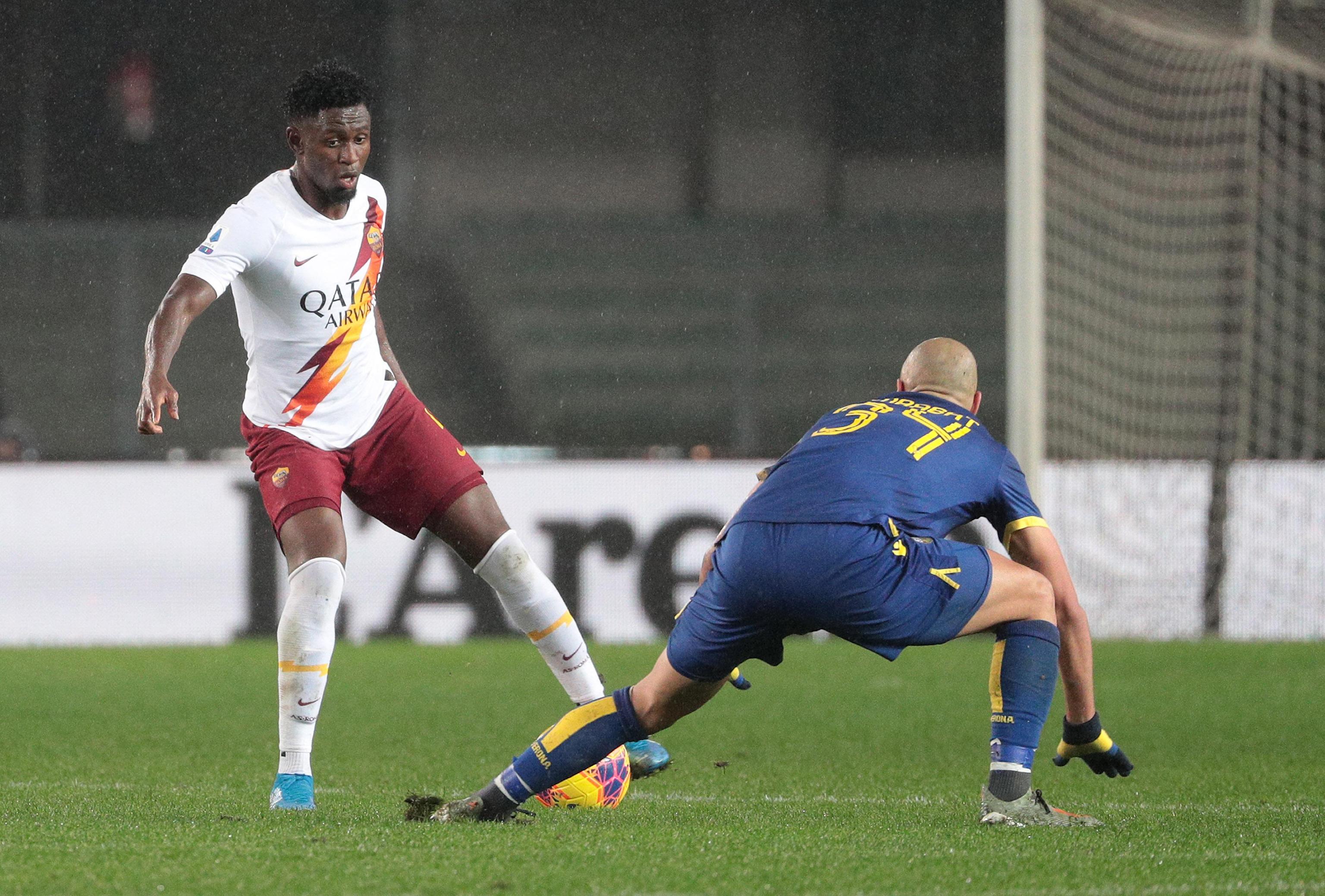 epa08038293 Roma's Amadou Diawara (L) in action during the Italian Serie A soccer match Hellas Verona FC vs AS Roma at the Marcantonio Bentegodi stadium in Verona, Italy, 01 December 2019.  Foto: EPA-EFE/EMANUELE PENNACCHIO