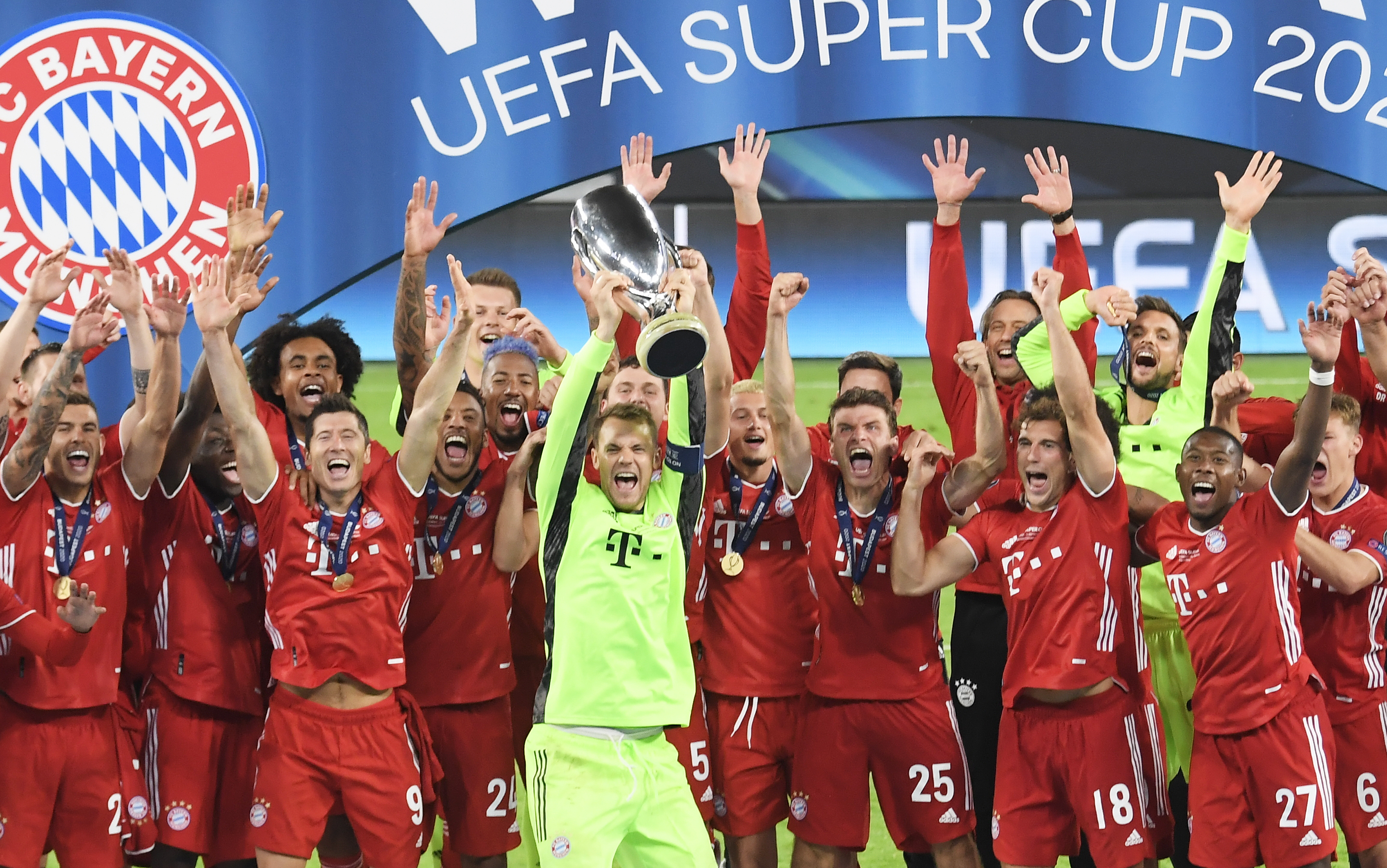 epa08695299 Goalkeeper and captain of Bayern Munich Manuel Neuer lifts the trophy after the team won the UEFA Super Cup final between Bayern Munich and Sevilla at the Puskas Arena in Budapest, Hungary, 24 September 2020.  EPA-EFE/Attila Kisbenedek / POOL