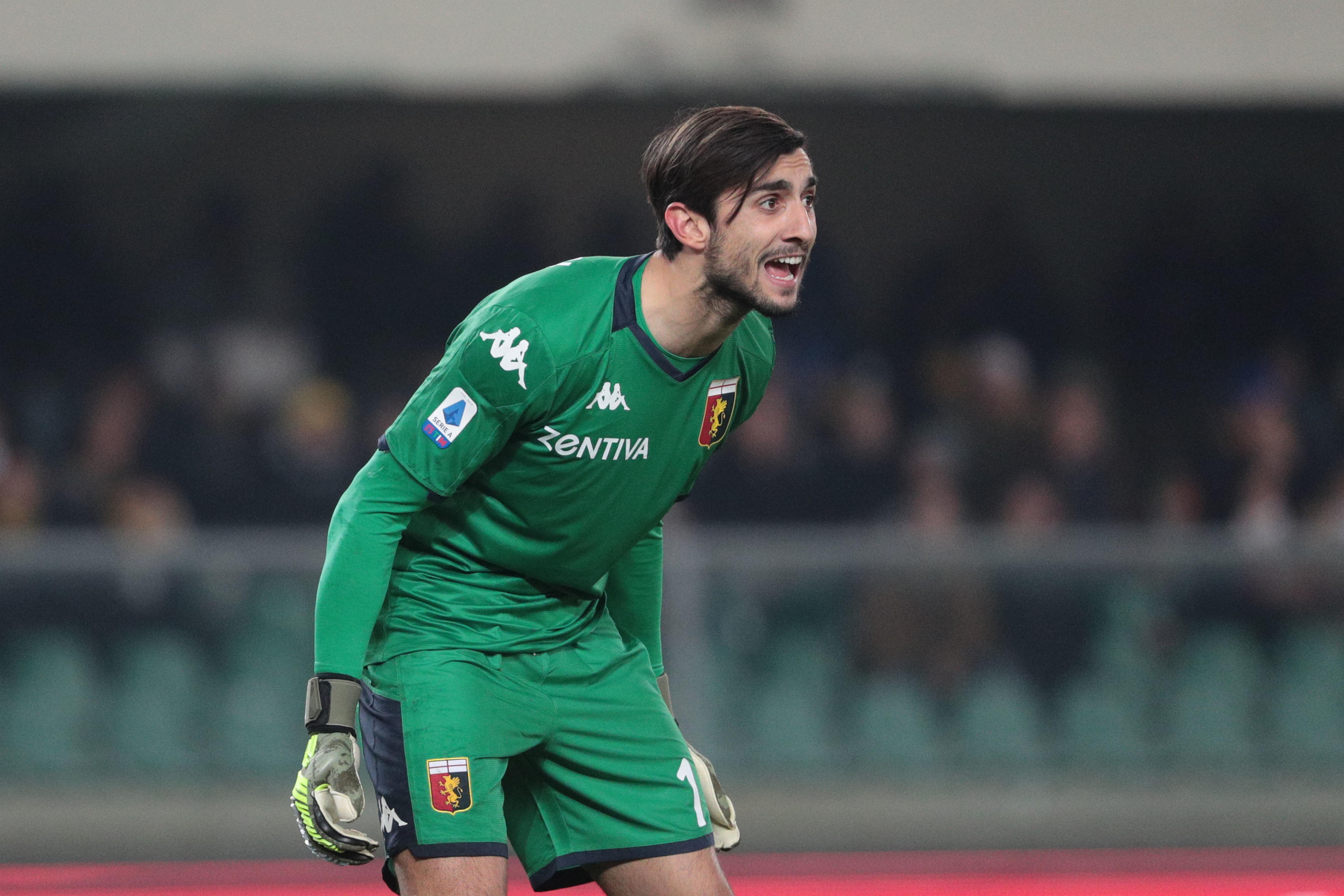 epa08123153 Genoa's goalkeeper Mattia Perin (C) in action during the Italian Serie A soccer match Hellas Verona FC vs Genoa FC at Marcantonio Bentegodi stadium in Verona, Italy, 12 January 2020.  EPA-EFE/EMANUELE PENNACCHIO