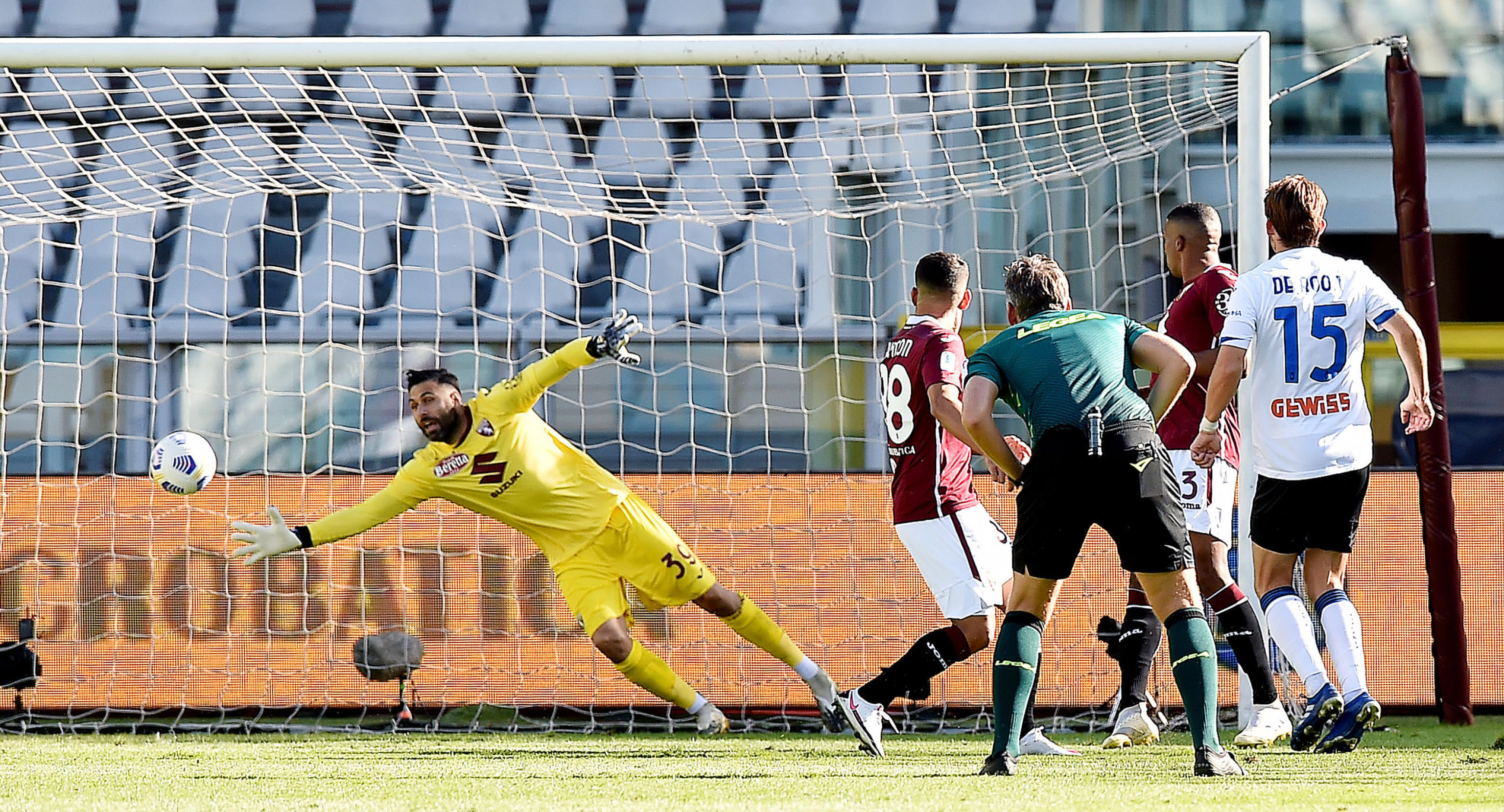 epa08699329 Atalanta?s Marten De Roon (R) scores during the Italian Serie A soccer match Torino FC vs Atalanta BC at the Olimpico Grande Torino stadium in Turin, Italy, 26 September 2020.  Foto: EPA-EFE/ALESSANDRO DI MARCO