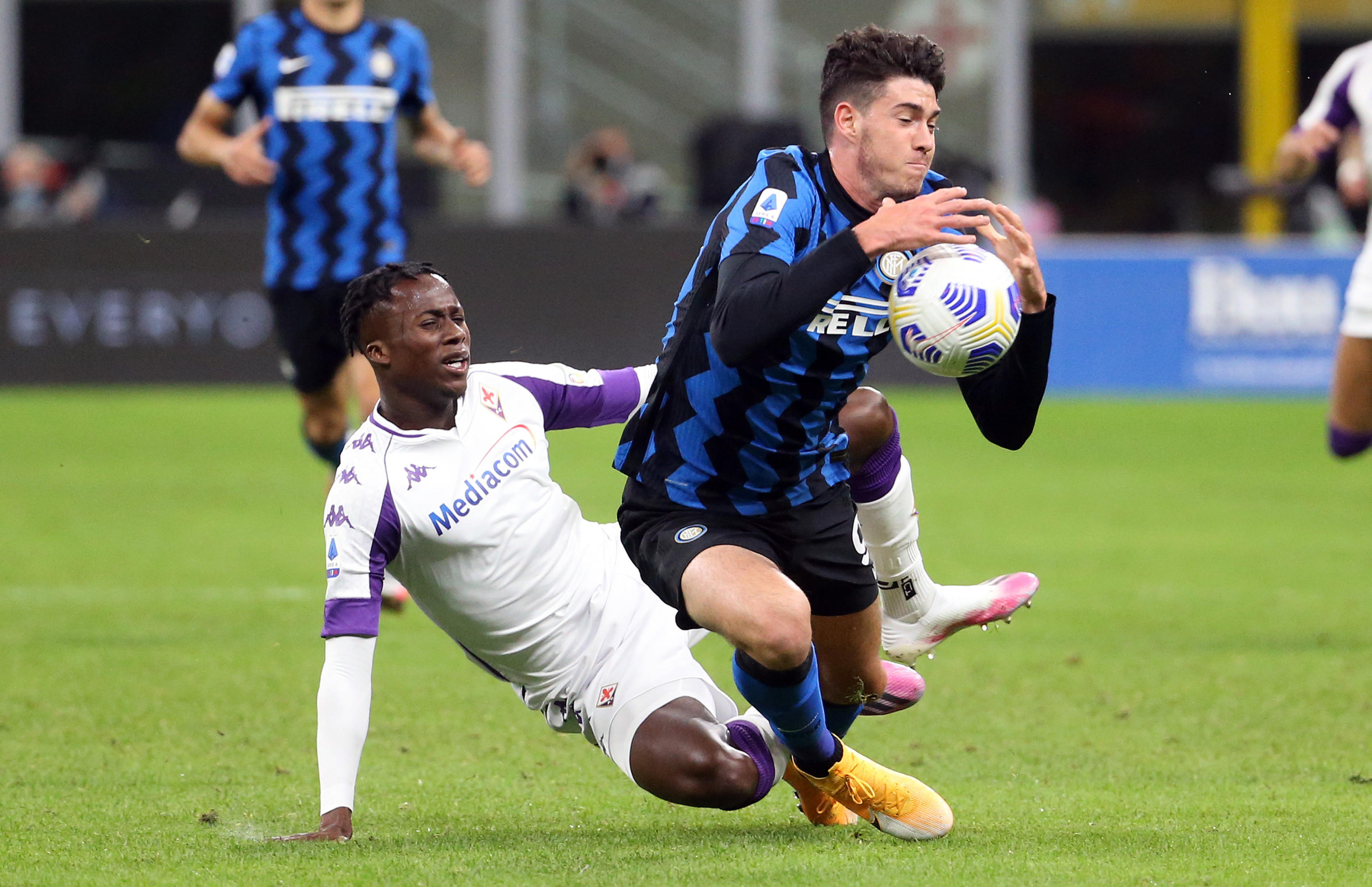 epa08699835 Fiorentina's Christian Kouame (L) challenges for the ball Inter's Alessandro Bastoni during the Italian Serie A soccer match between FC Inter and Fiorentina at Giuseppe Meazza stadium in Milan, Italy, 26 September 2020.  EPA-EFE/MATTEO BAZZI