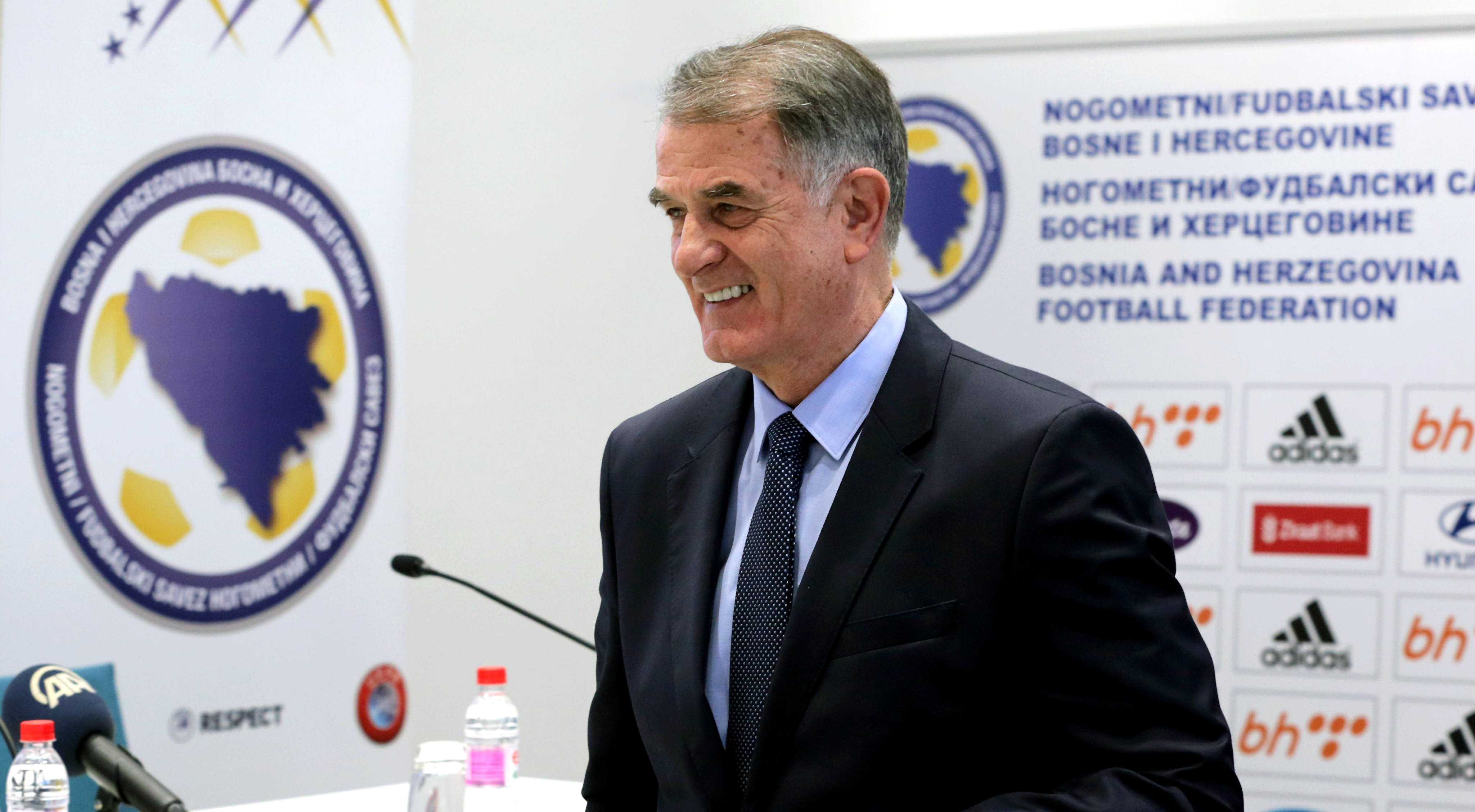 epa08162888 New head coach of the national football team of Bosnia and Herzegovina, Dusan Bajevic, during his first press conference, in Sarajevo, Bosnia and Herzegovina, 25 January 2020.  EPA-EFE/FEHIM DEMIR