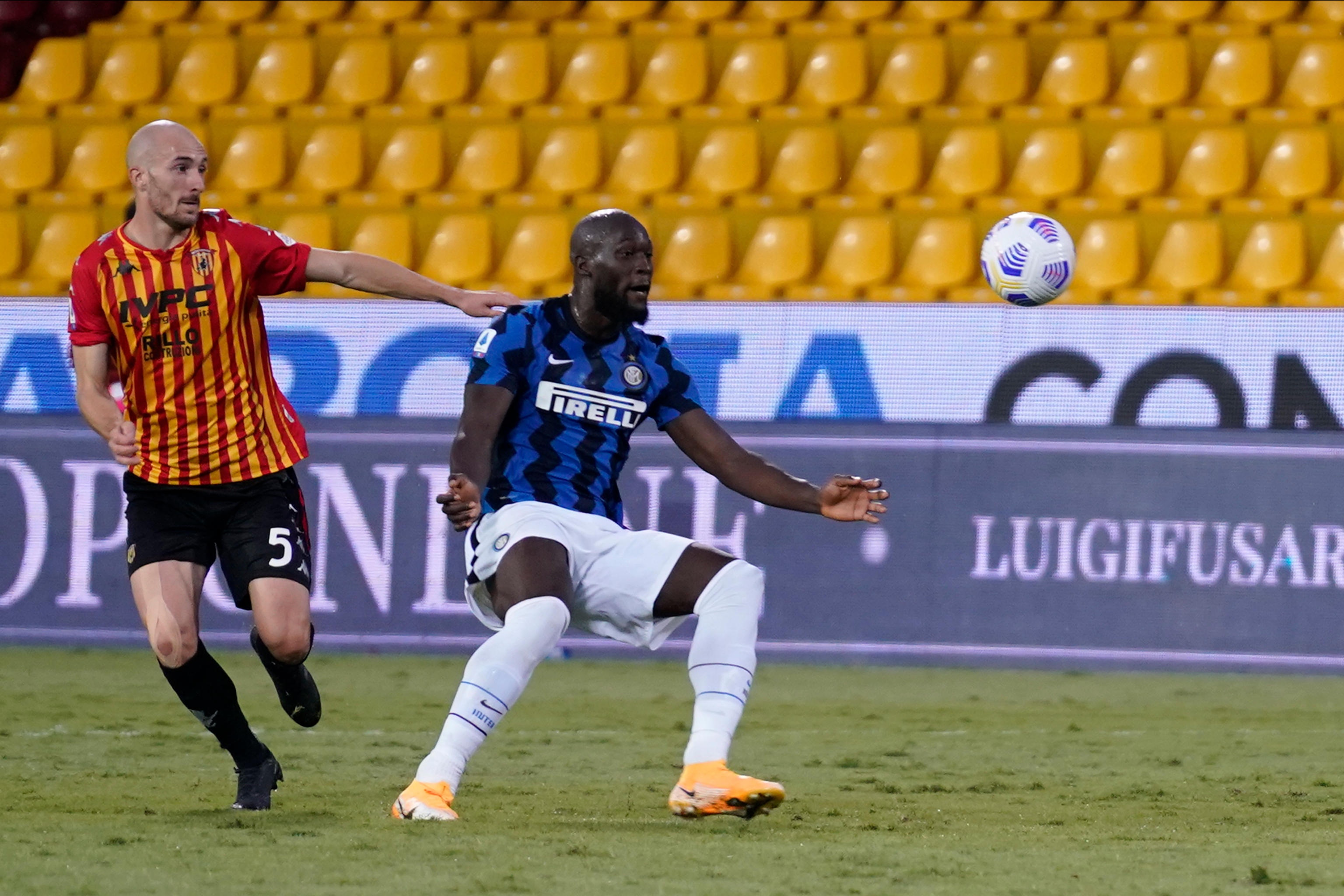 epa08709452 Benevento Calcio's Luca Caldirola (L) and Inter Milan's Romelu Lukaku in action during the Italian Serie A soccer match Benevento Calcio vs FC Inter in Benevento, Italy, 30 September 2020.  EPA-EFE/MARIO TADDEO
